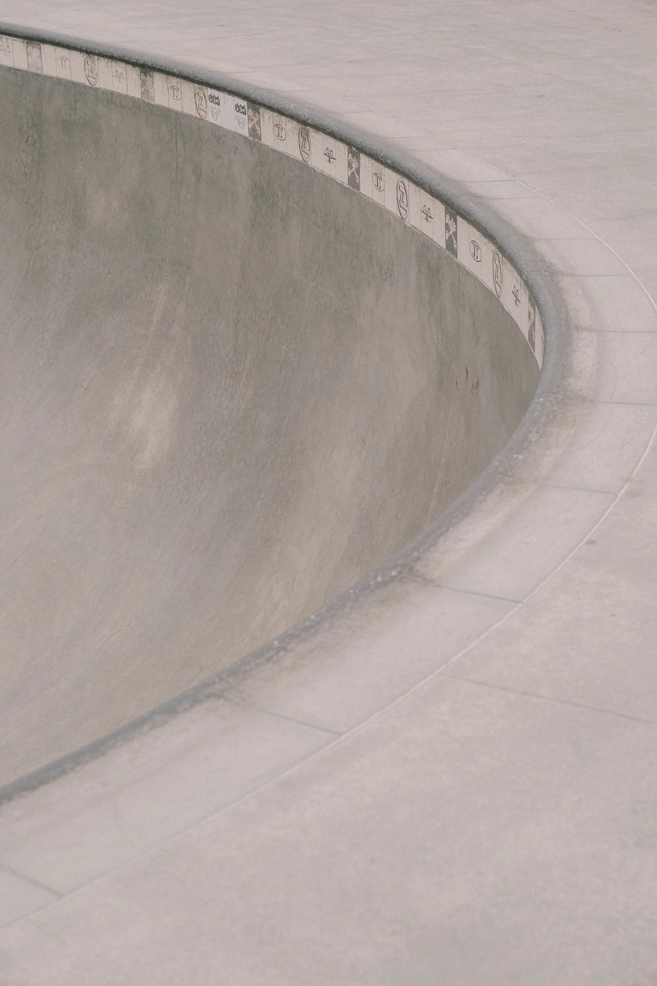 detail curved edge photo of a skate pool lip in Venice Beach