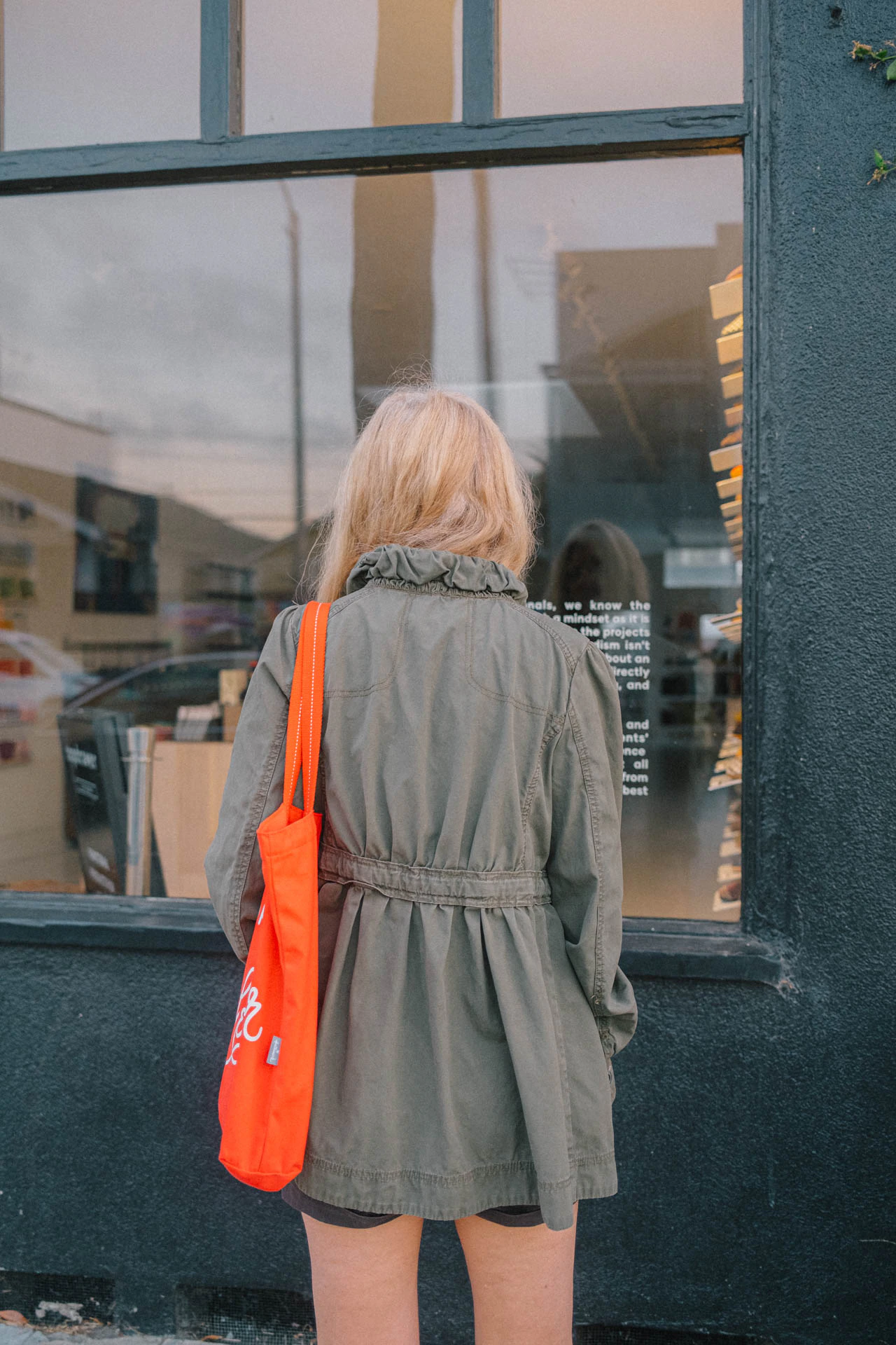 woman looking in a store window on abbot Kinney