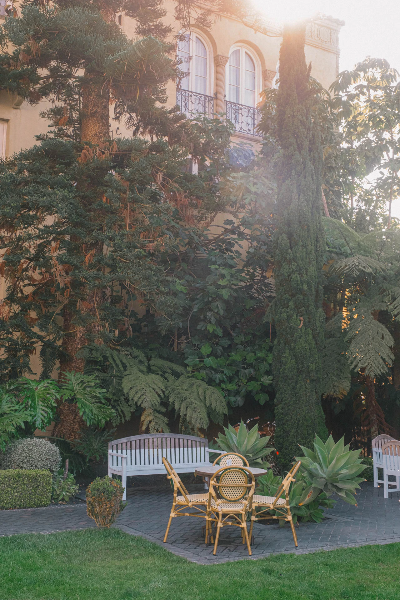 courtyard of the palihouse Santa Monica