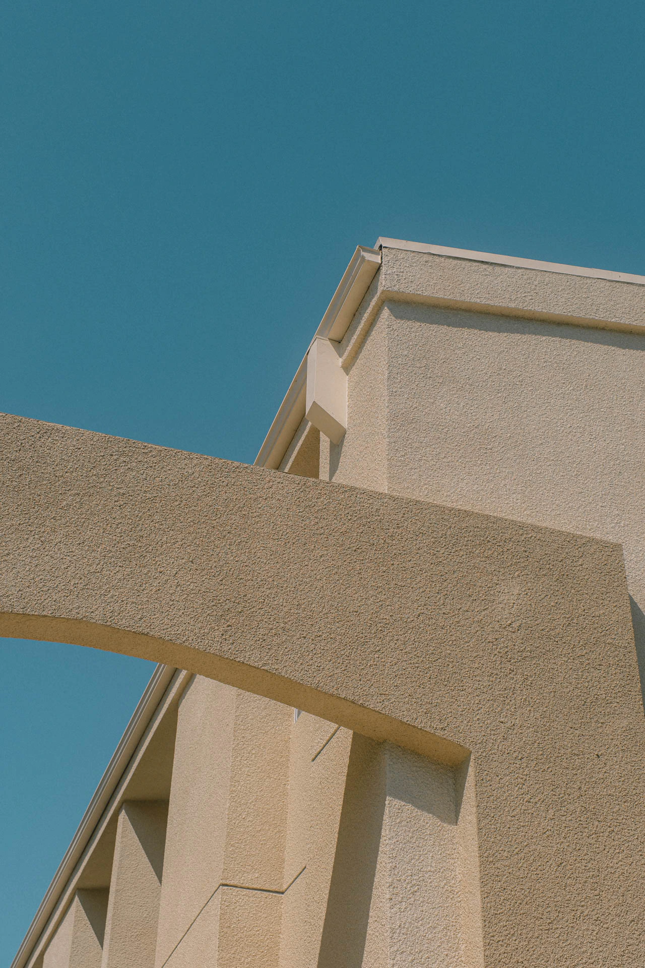 archway of apartment building in Santa Monica