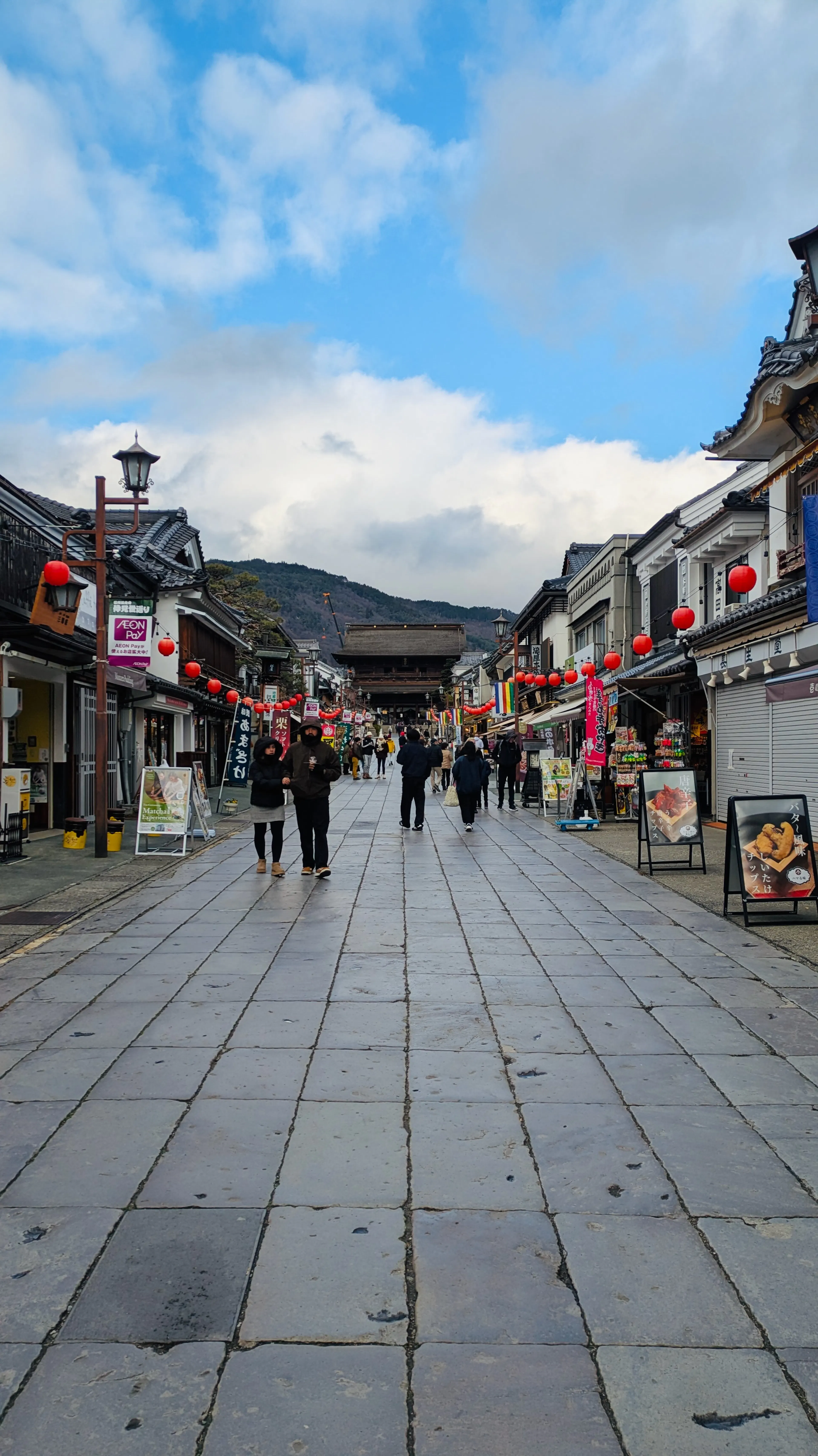 The street leading up to Zenko-ji has a lovely vibe