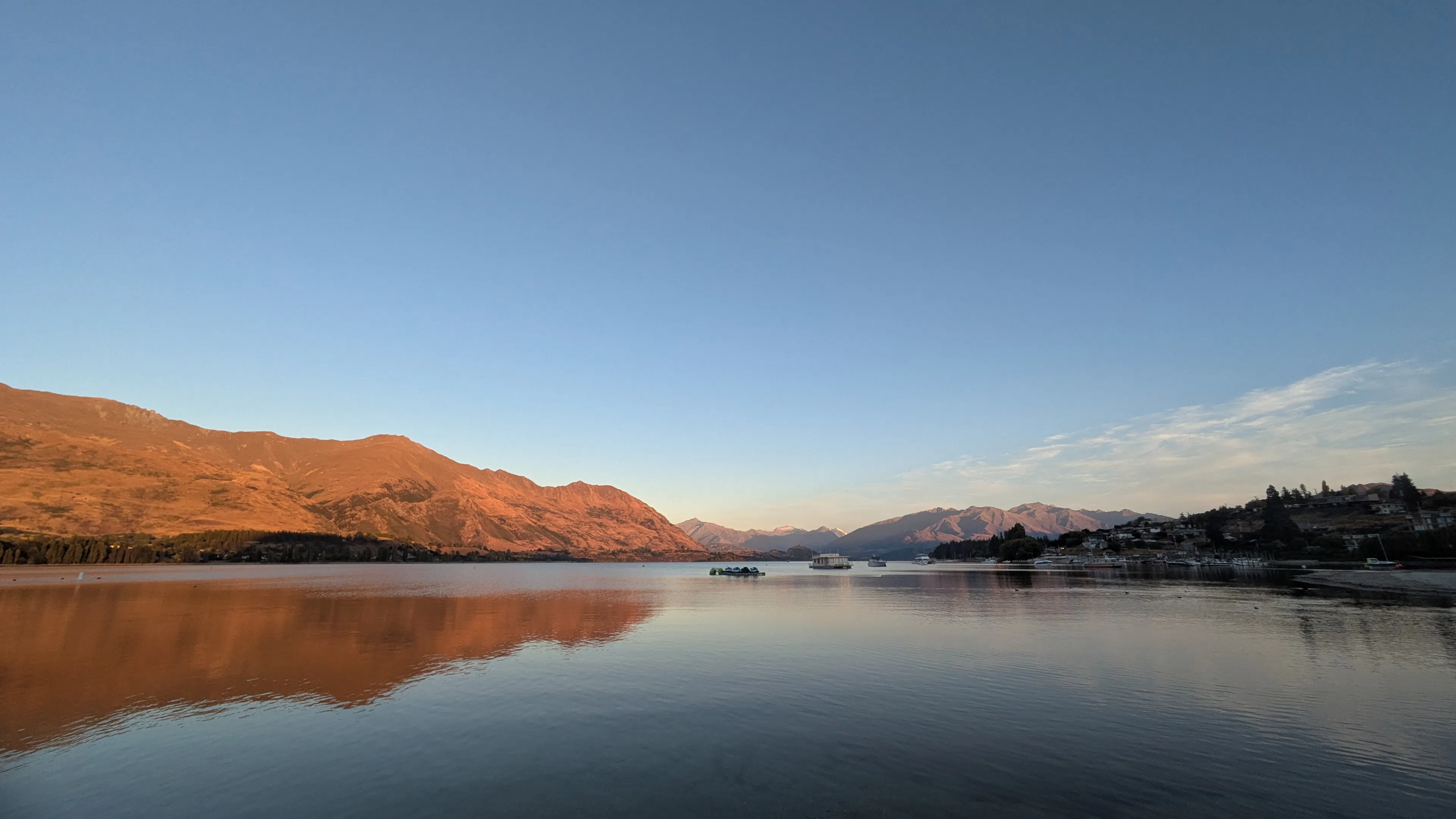 Lake Wanaka at sunrise
