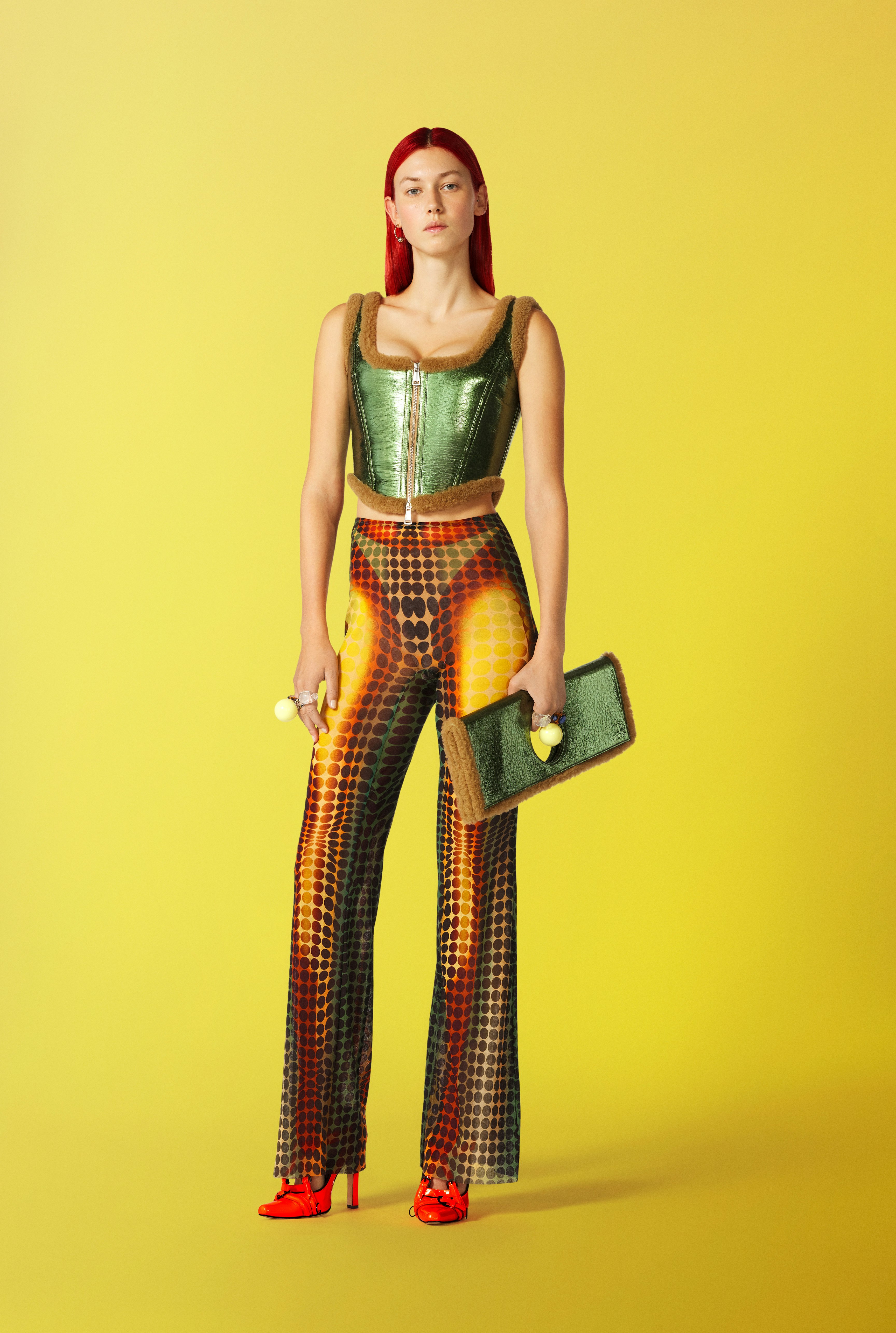 El pantalón marrón con estampado de lunares