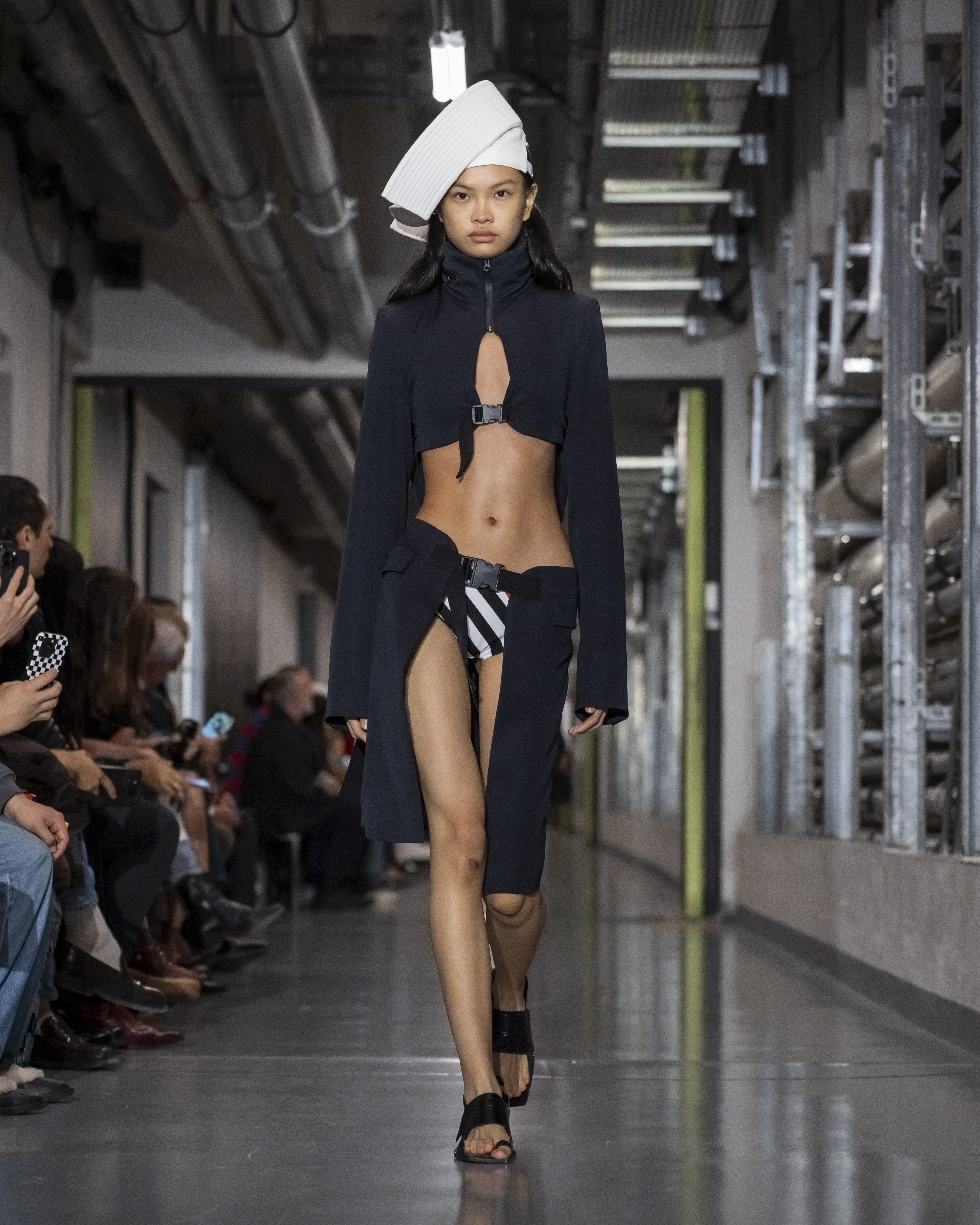 Magnifique robe noire en tricot MOUSSON, laine mélangée