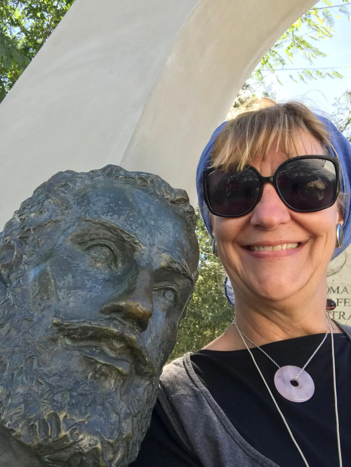  Here I am embracing Camões statue in Constância.