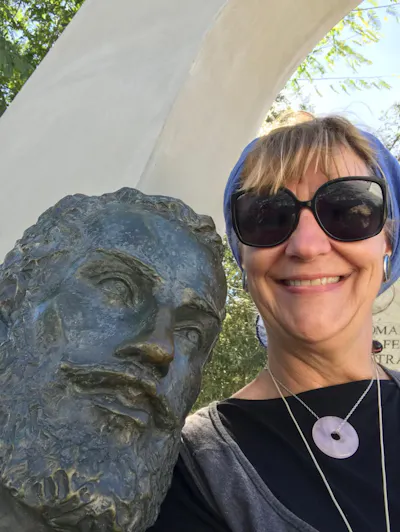  Here I am embracing Camões statue in Constância.