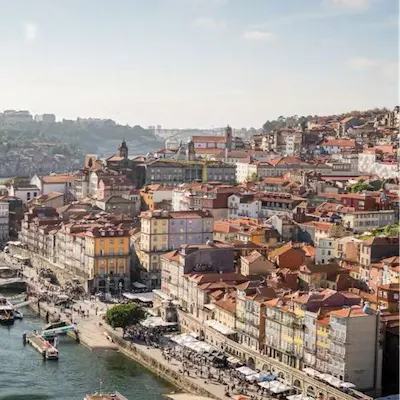 The image shows the Ribeira do Porto area and the Dom Luís I Bridge.