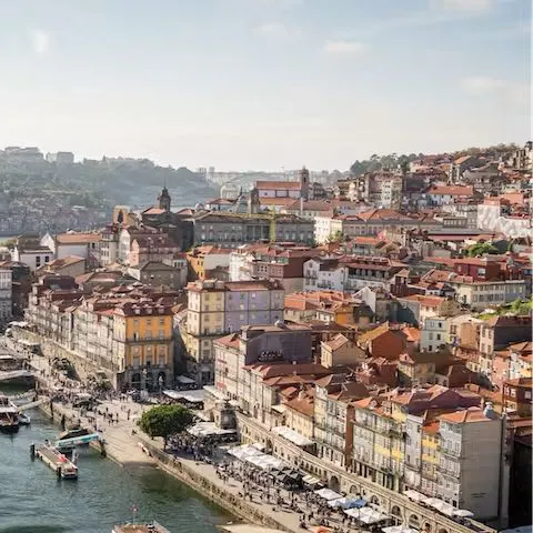 The image shows the Ribeira do Porto area and the Dom Luís I Bridge.