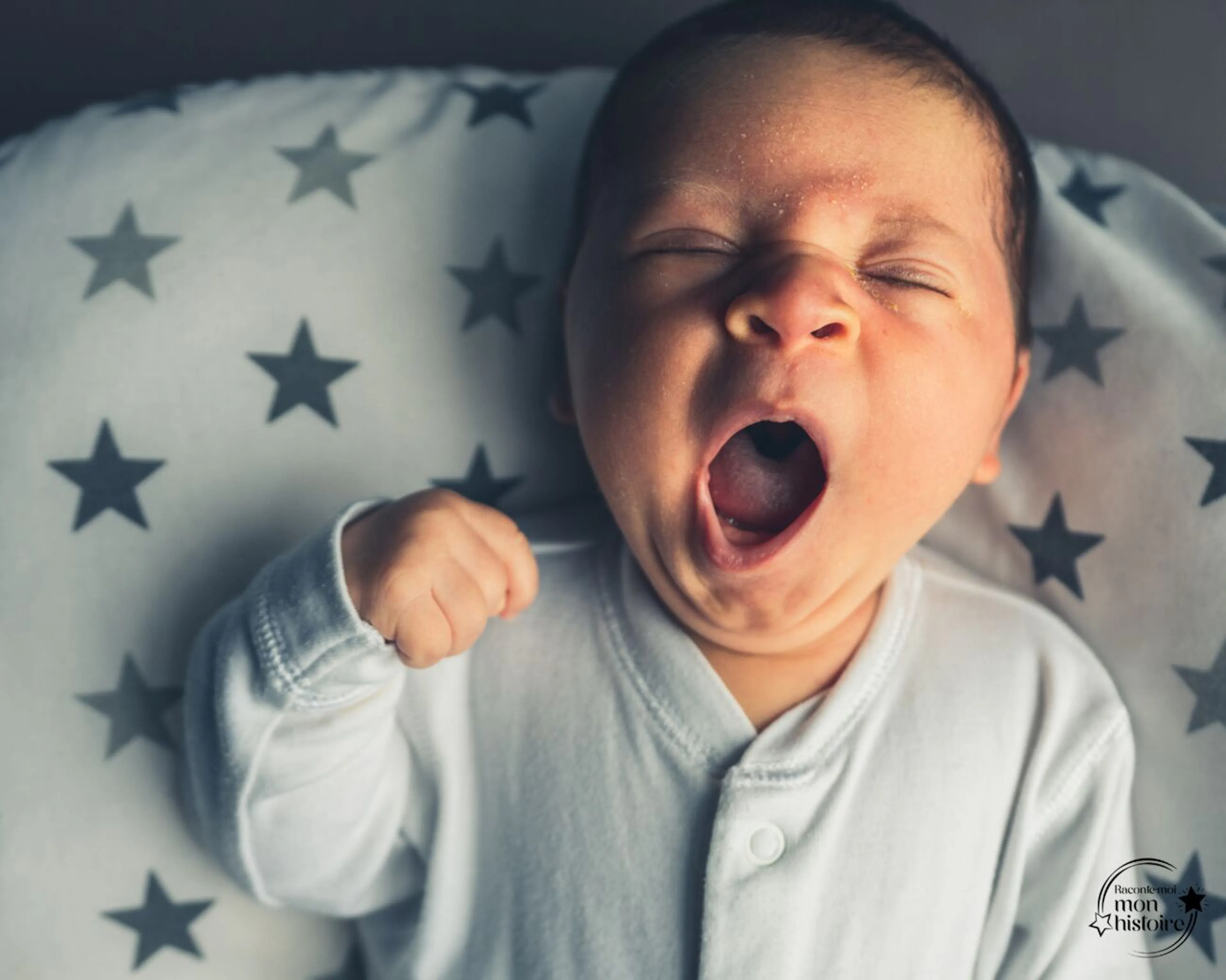 Bébé qui bâille — troubles du sommeil chez l'enfant