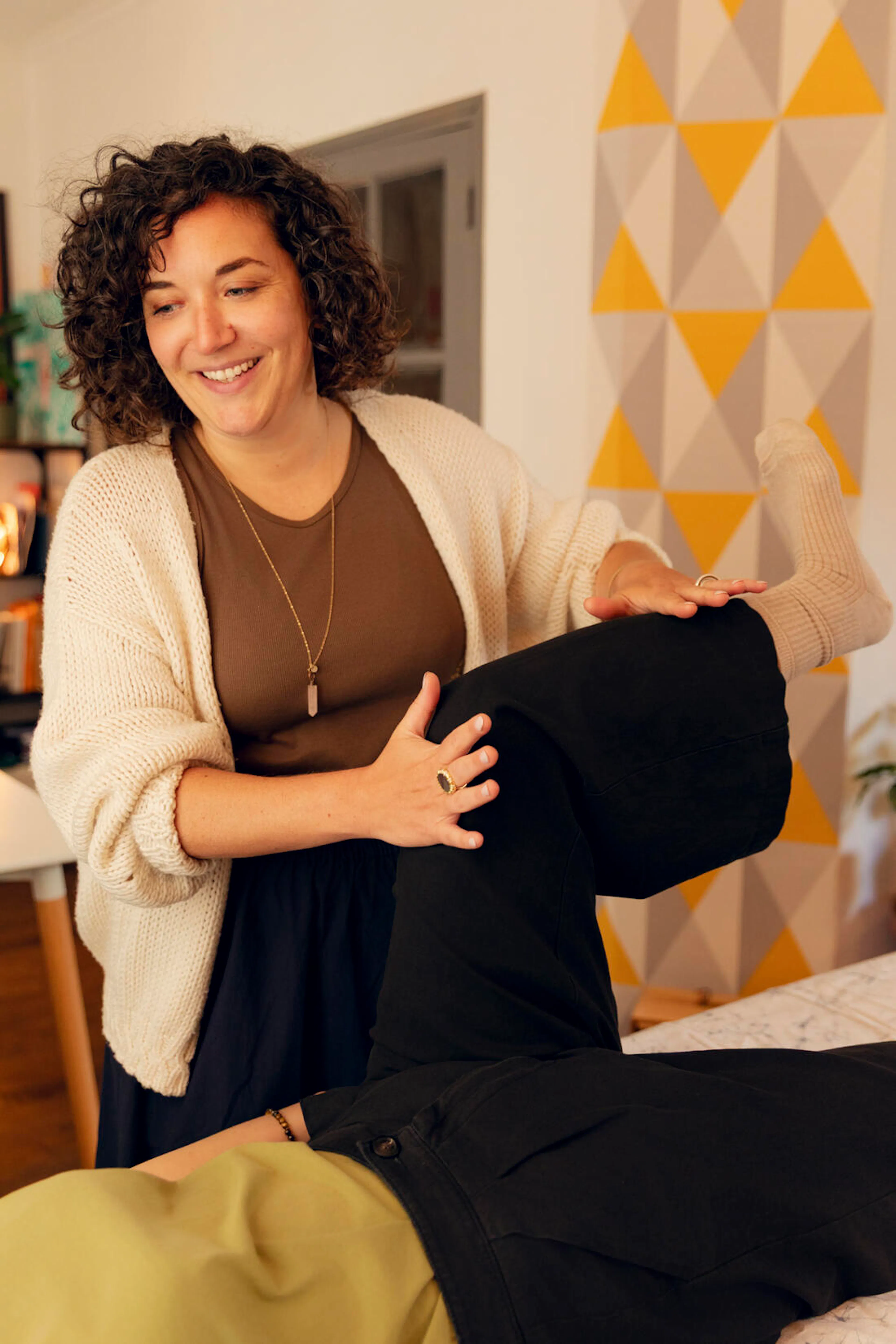Julie Brun, kinésiologue, réalise un test musculaire lors d'une séance à Paris