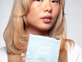 Tjej med Common Clouds produkt
