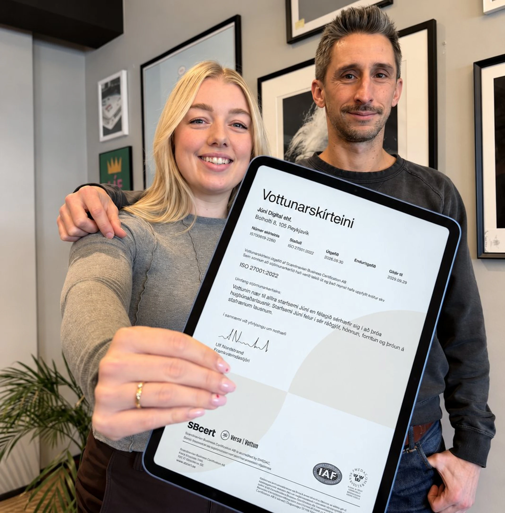 áslaug og james með iso vottunina