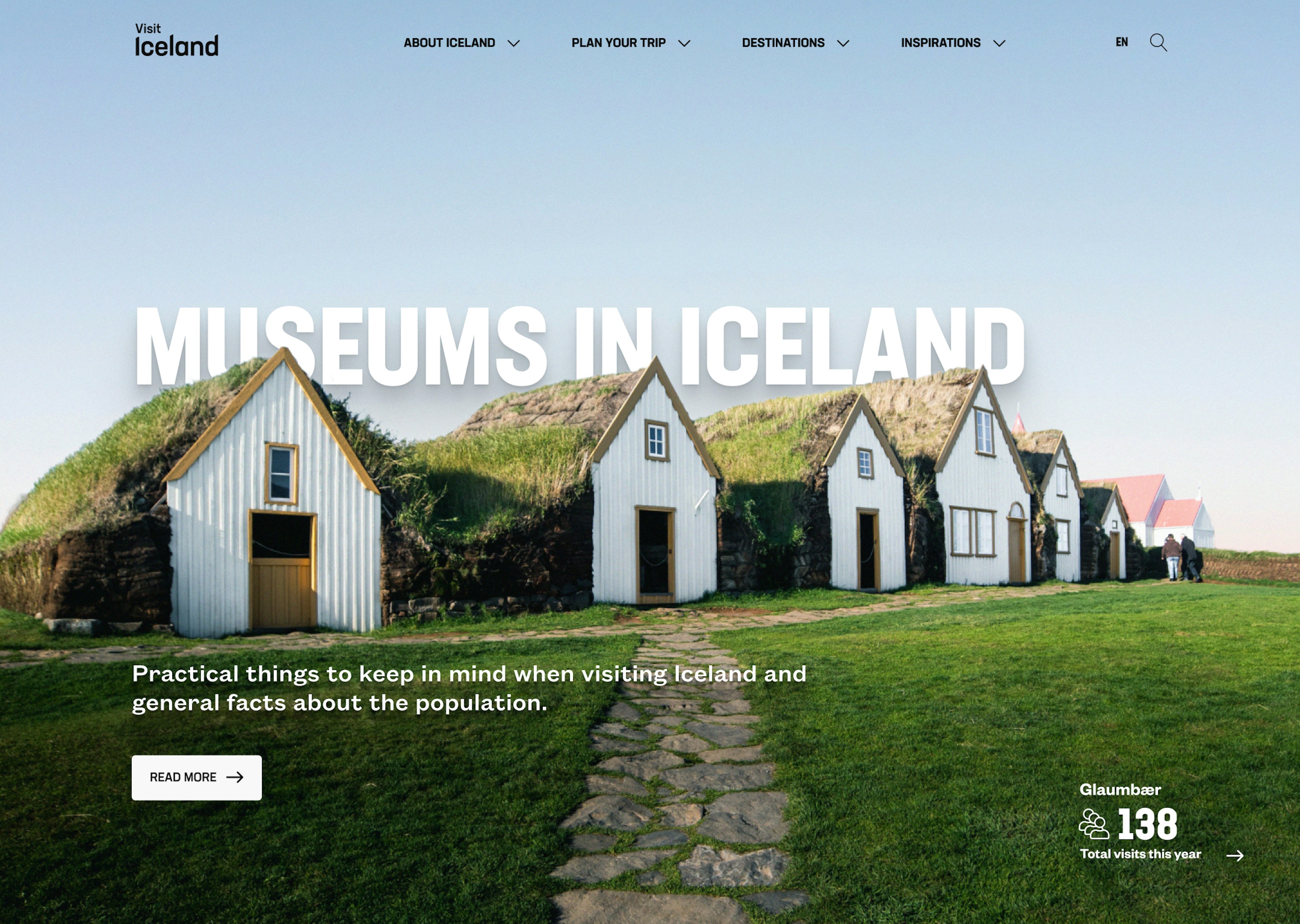 Skjámynd af vefsíðu Visit Iceland sem sýnir röð af íslenskum torfþökum húsum undir skýru bláu lofti, merkt ‘Söfn á Íslandi.’