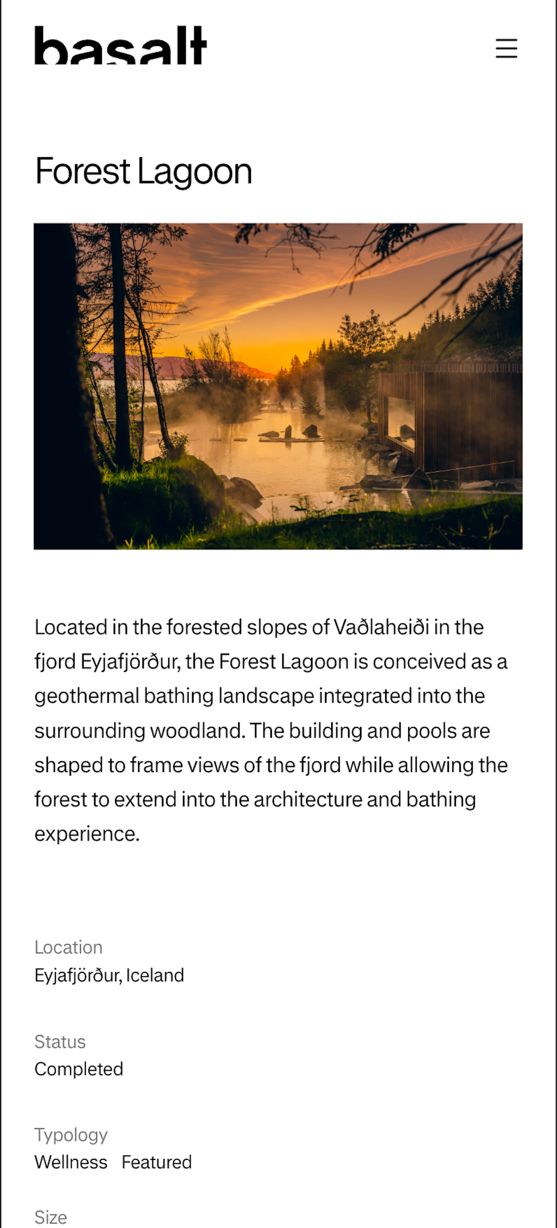 Skjáskot af farsímaútgáfu verkefnasíðu Forest Lagoon á vef Basalt Architects. Efst er stór mynd af jarðböðum í skógi við sólsetur, fyrir neðan er stutt verkefnalýsing og upplýsingar um staðsetningu, stöðu og tegund verkefnisins.