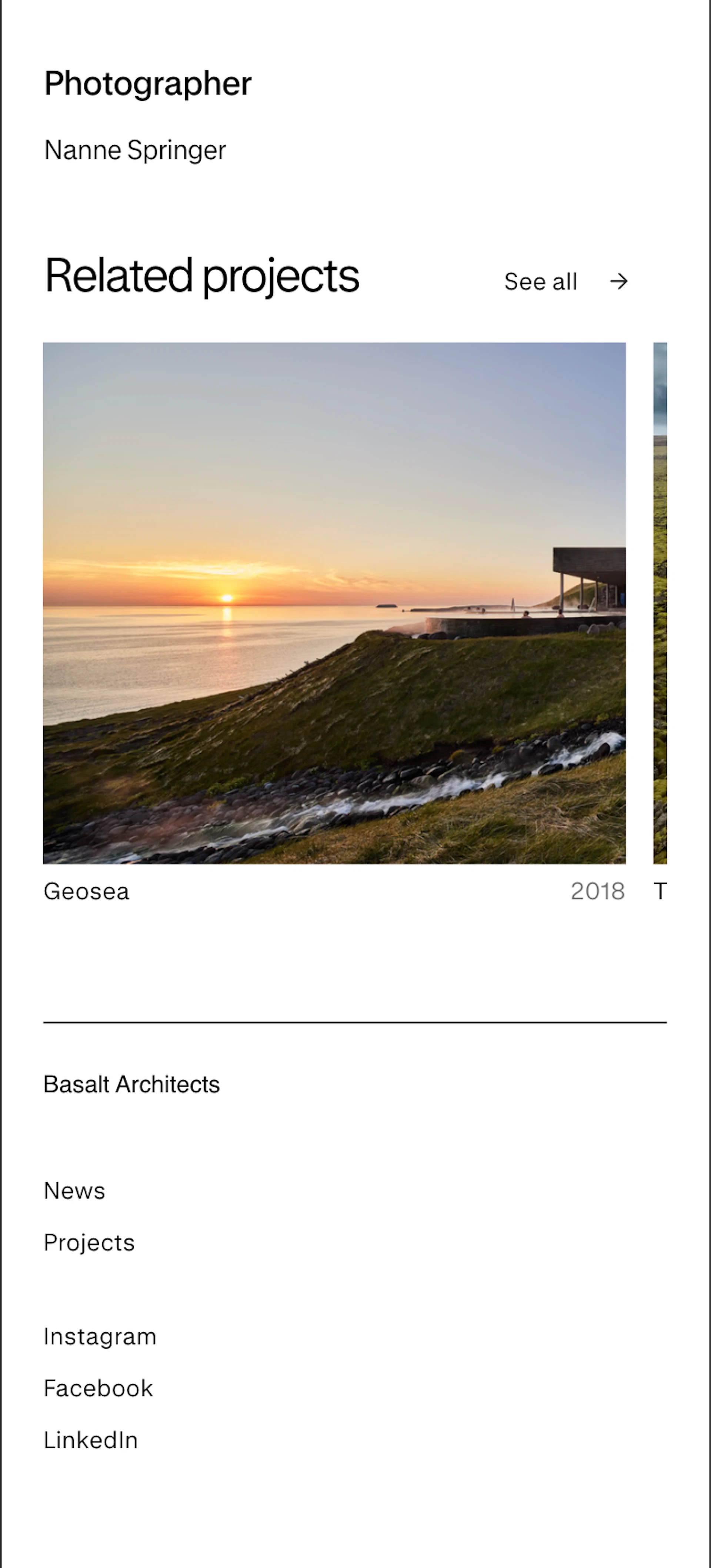 Skjáskot af neðri hluta verkefnasíðu á vef Basalt Architects með upplýsingum um ljósmyndara, tengdum verkefnum og fæti vefsins með leiðarkerfi og samfélagsmiðlatenglum.