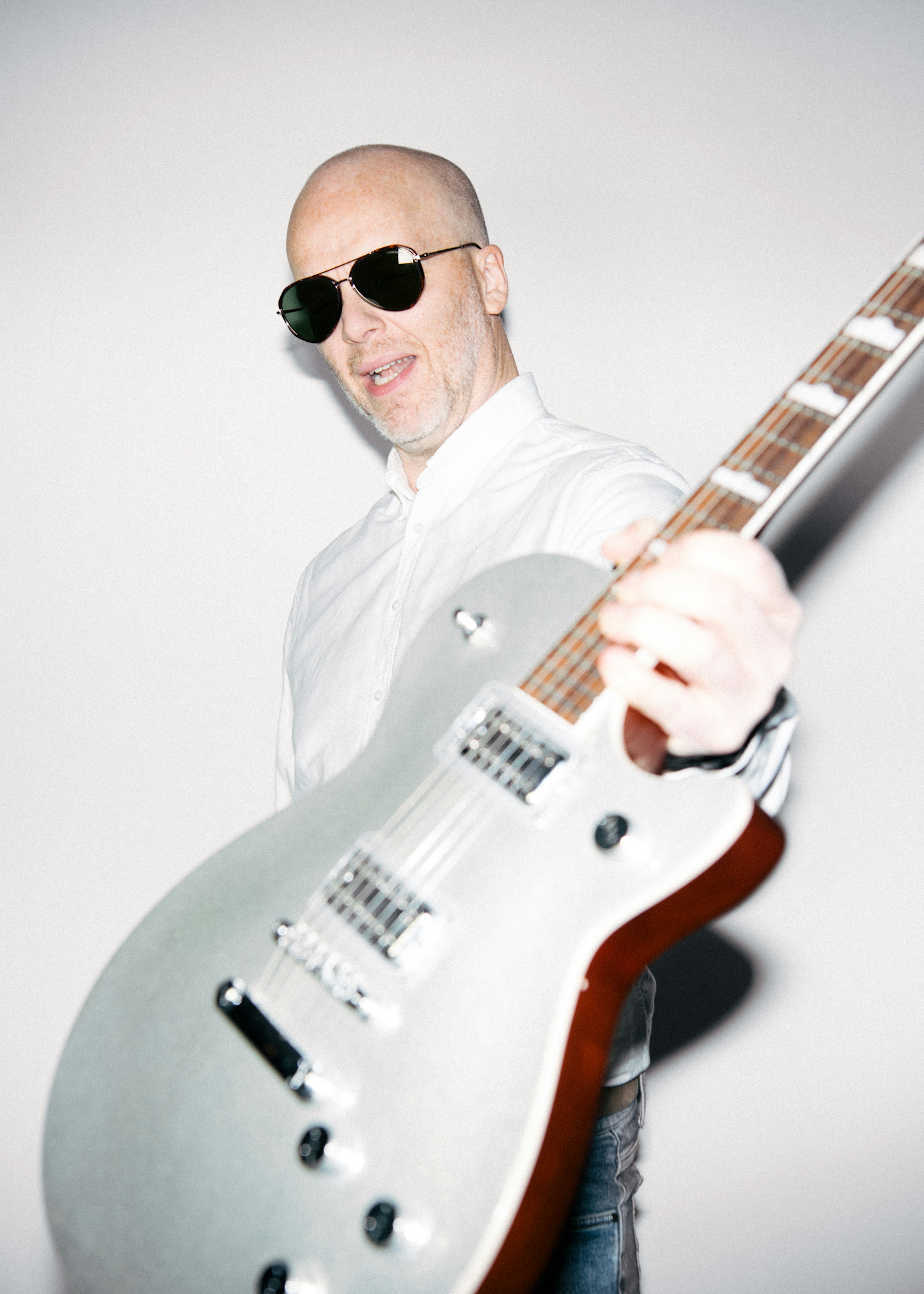 Mynd af Guðmundi Bjarna Sigurðssyni — hönnunarstjóra Júní með gítar