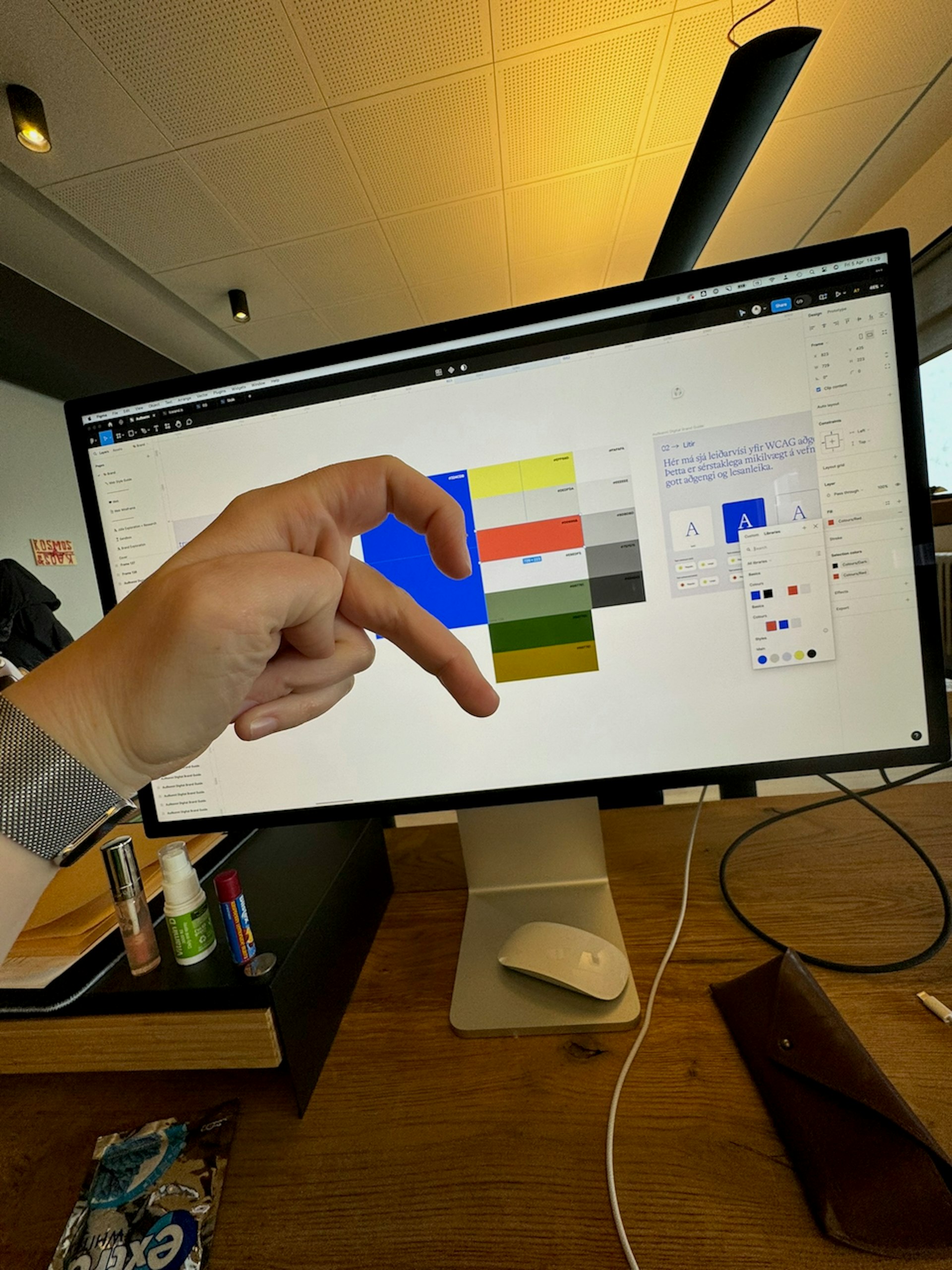 Hönd fyrir teikningum
