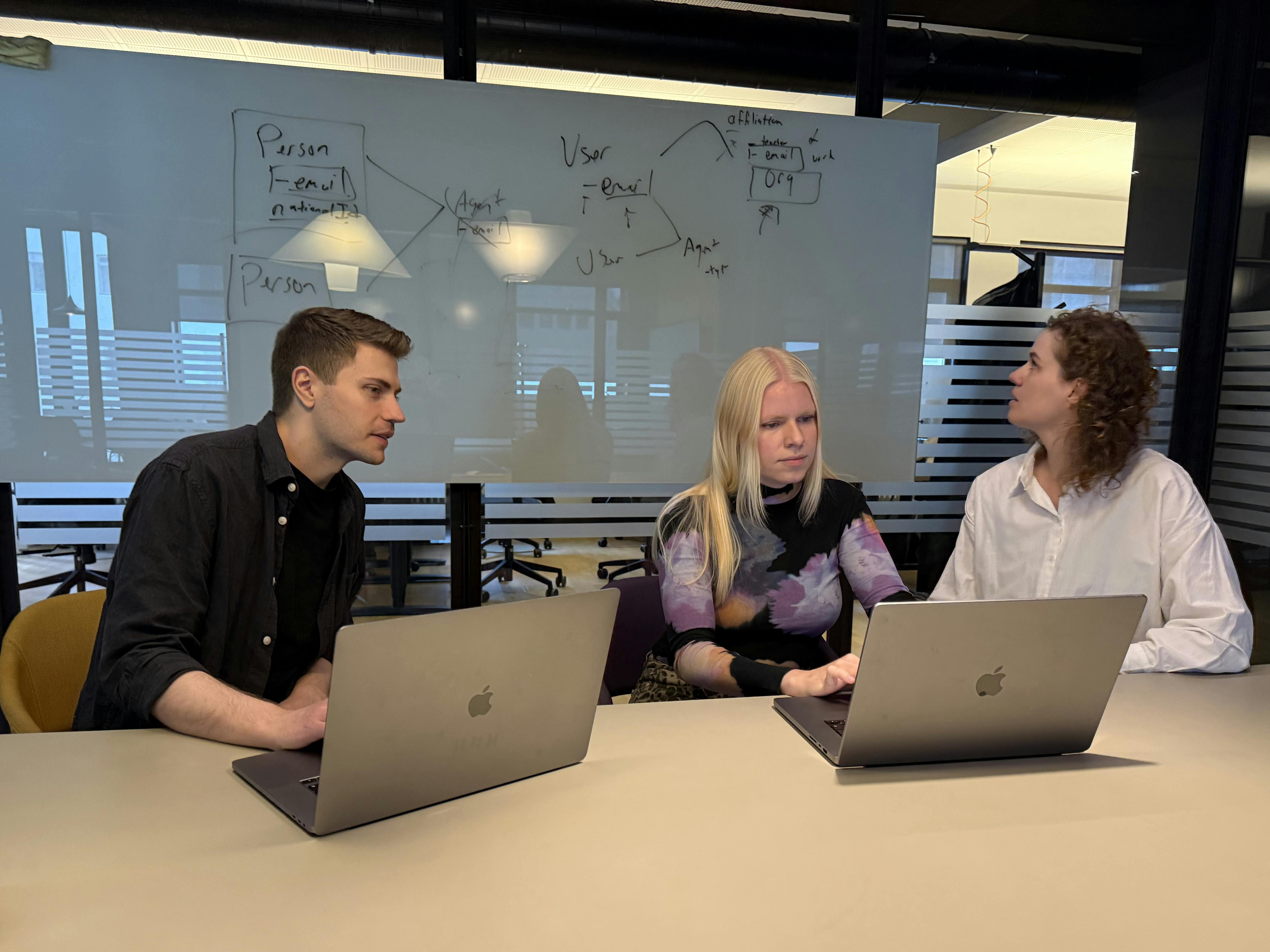 Starfsmenn hjá Júní framkvæma notendaprófanir á skrifstofunni, vinna saman og fylgjast með þátttakendum.