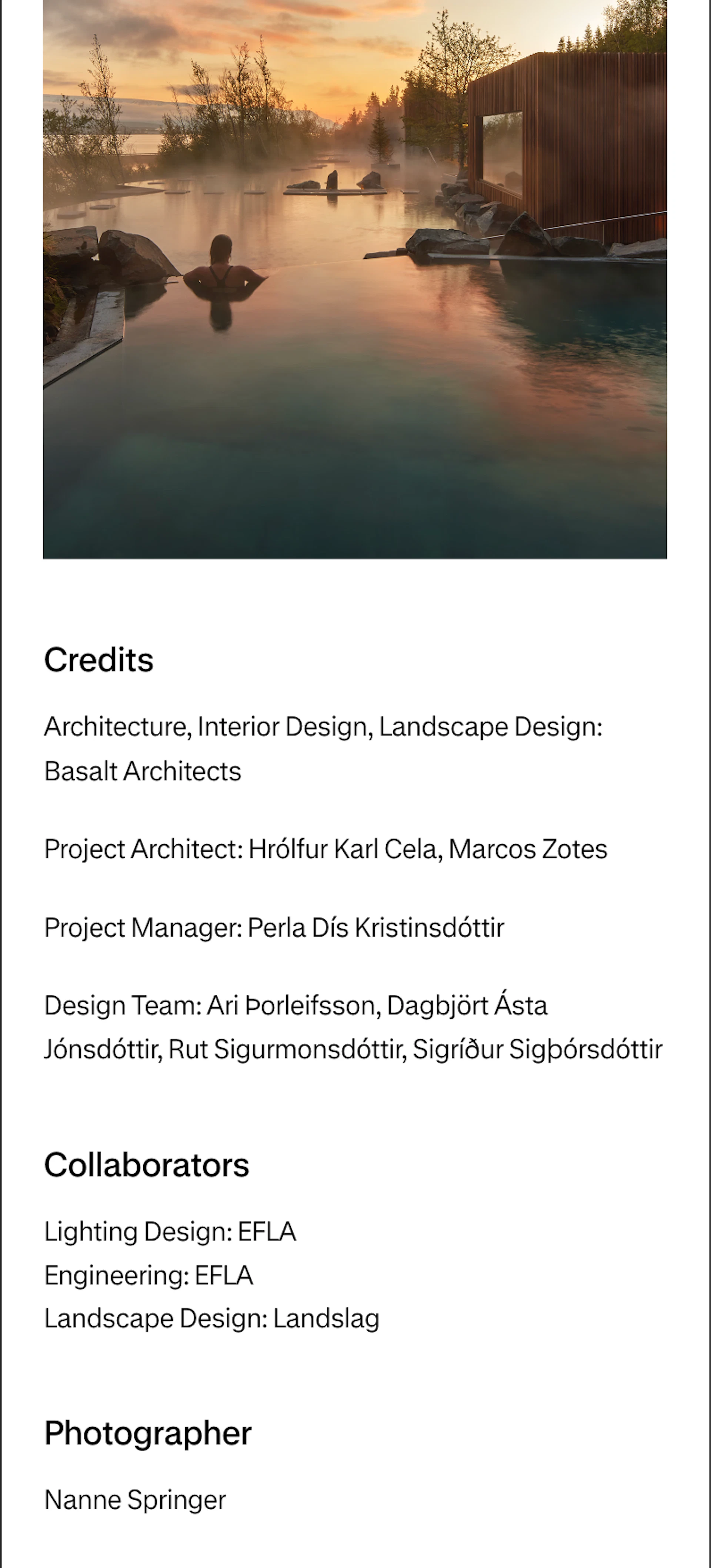 Skjáskot af neðri hluta verkefnasíðu Forest Lagoon á vef Basalt Architects. Á síðunni er stór mynd af gesti í jarðbaði við sólsetur og fyrir neðan eru upplýsingar um þátttakendur og hönnunarteymi verkefnisins.