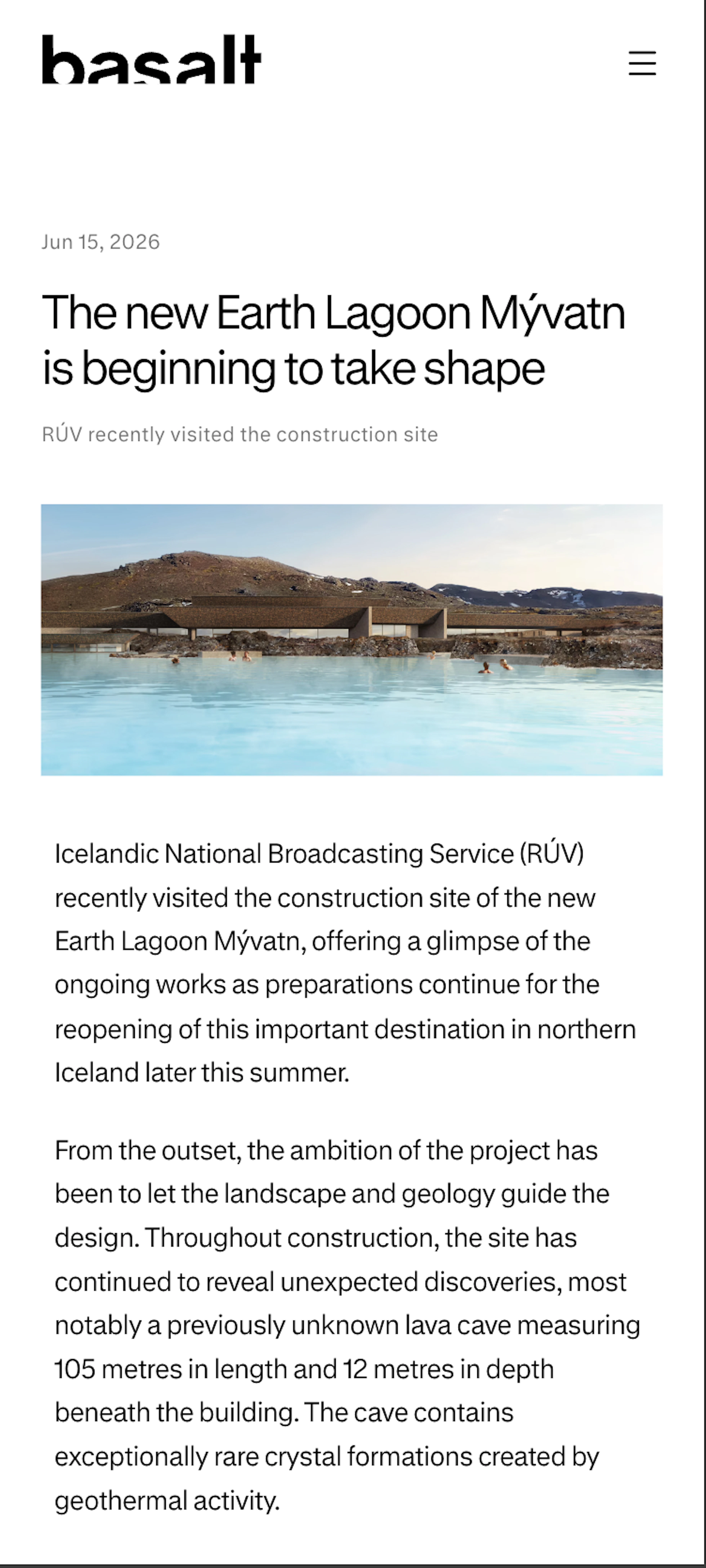 Skjáskot af farsímaútgáfu fréttasíðu á vef Basalt. Síðan sýnir fyrirsögn um framkvæmdir við Earth Lagoon Mývatn, stóra mynd af baðlóni og byggingu í hraunlandslagi, ásamt inngangi að fréttinni og megintexta.