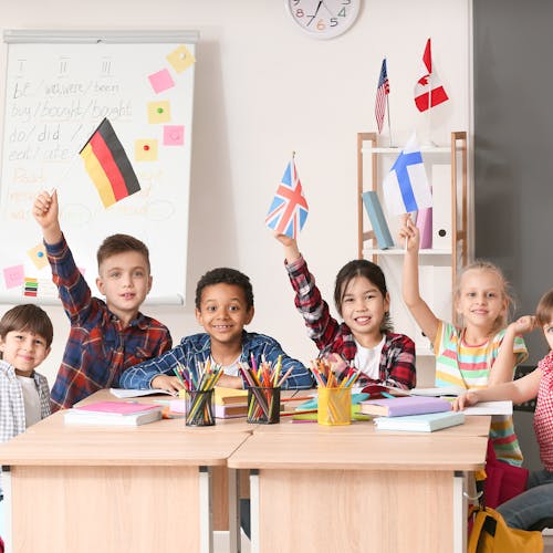 Kinder aus verschiedenen Ländern beim Sprachunterricht