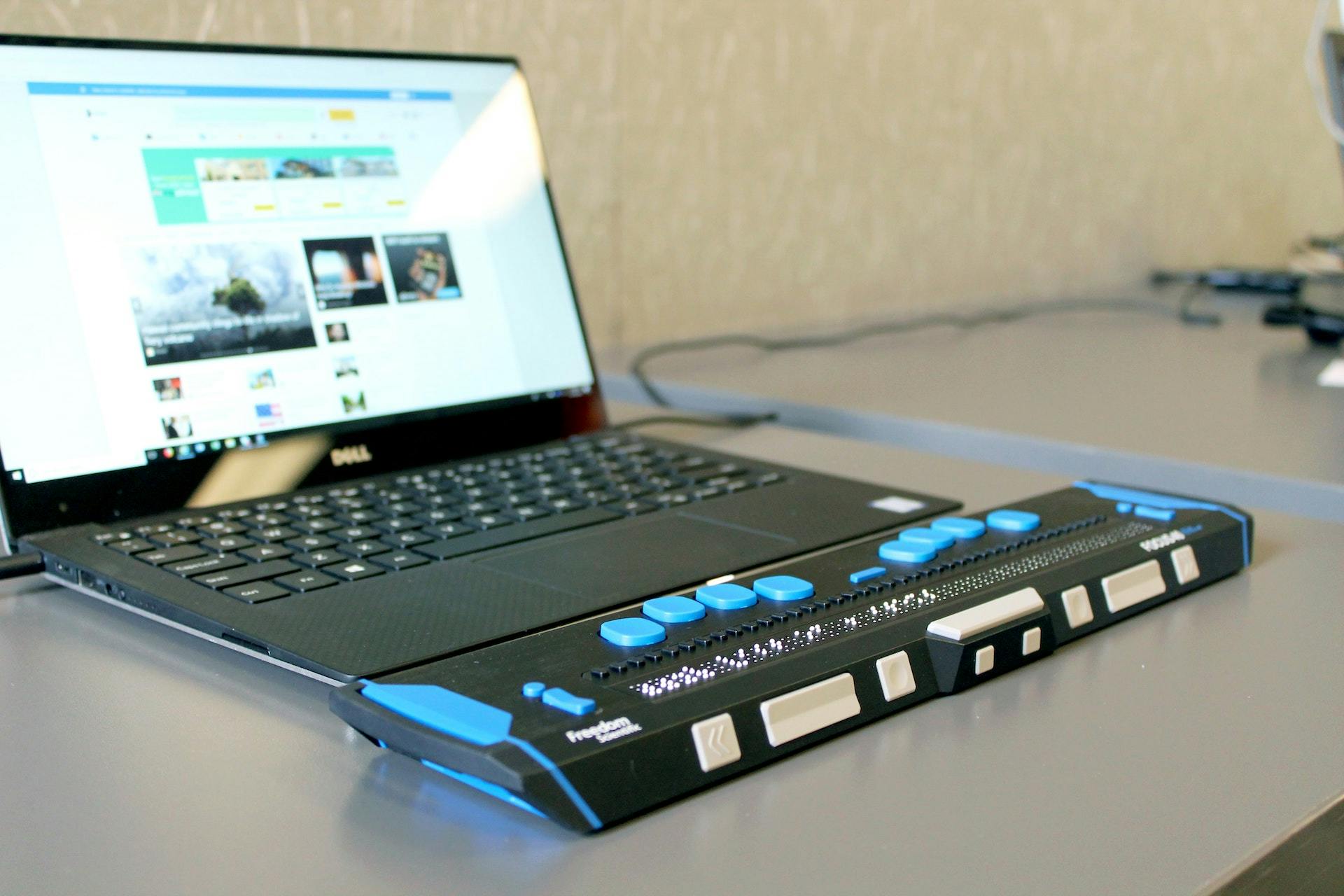 Laptop with assistive technology to present braille 