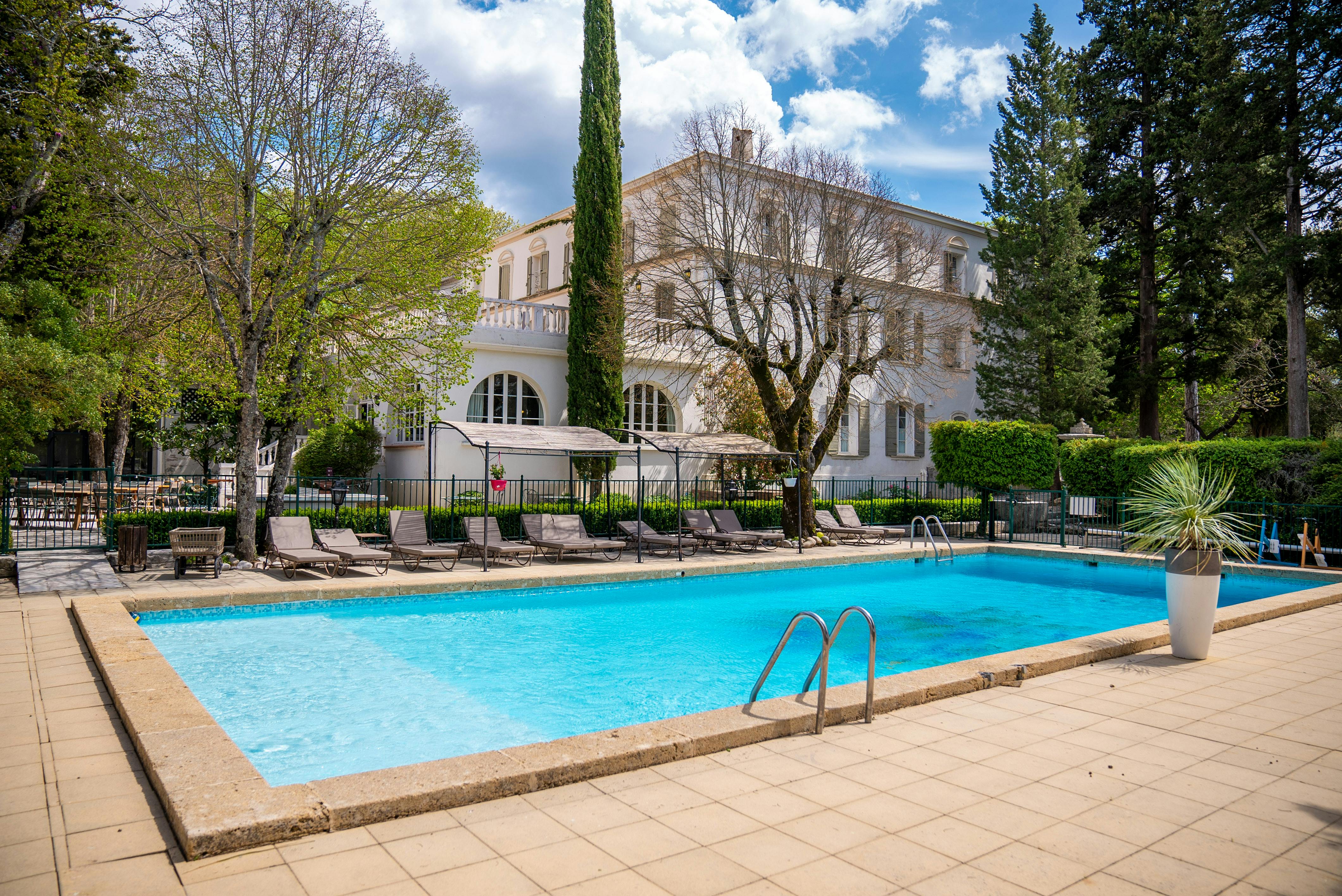 Domaine familial avec piscine en Provence