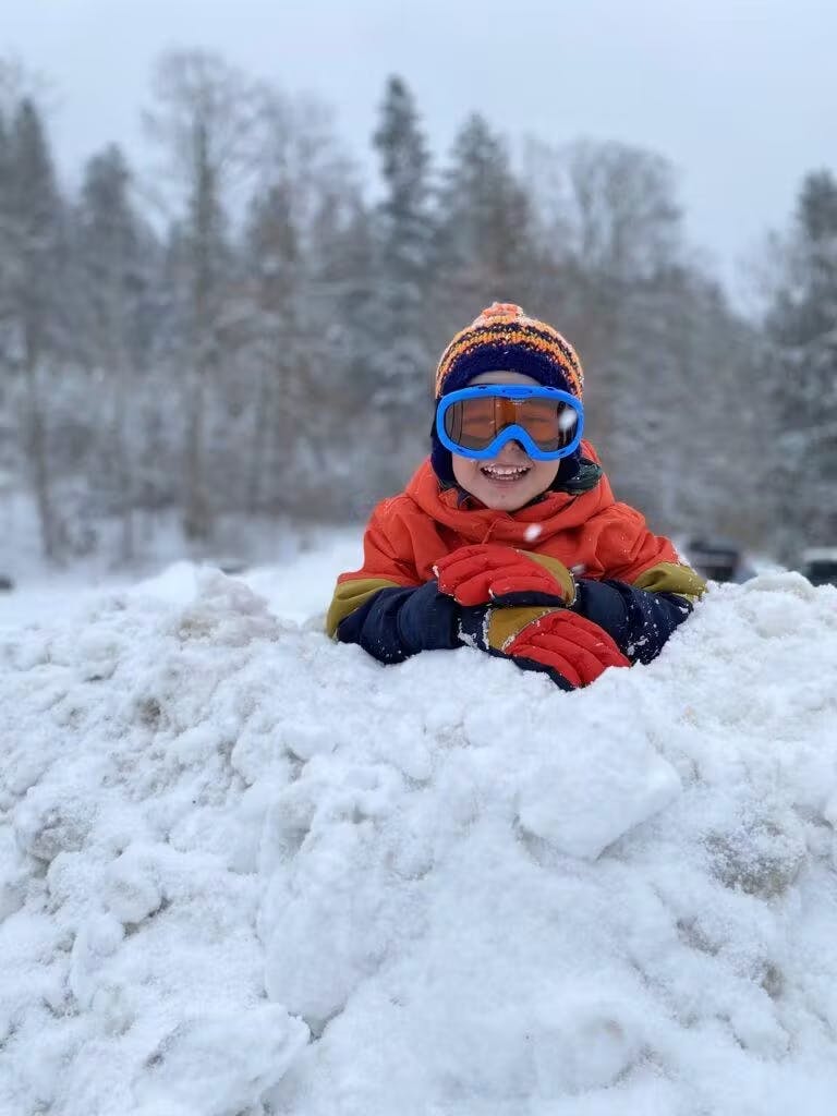 Enfant au ski dans la neige