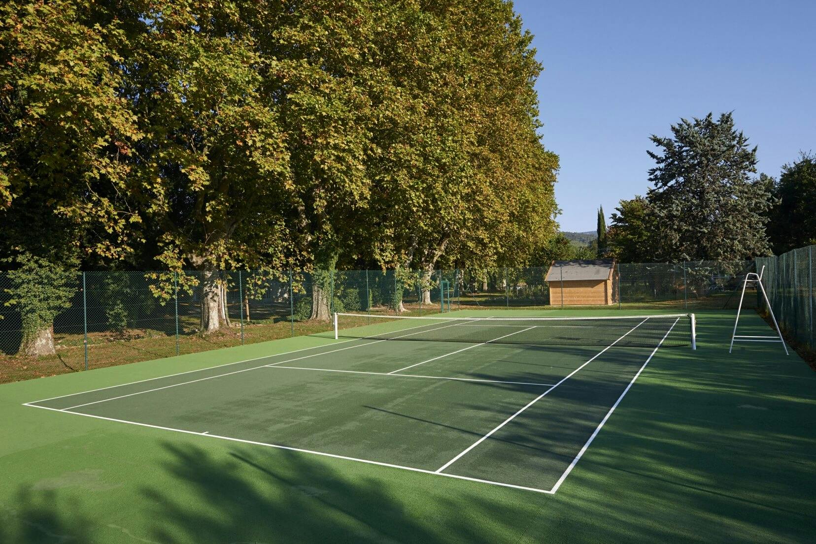 Domaine avec terrain de tennis 