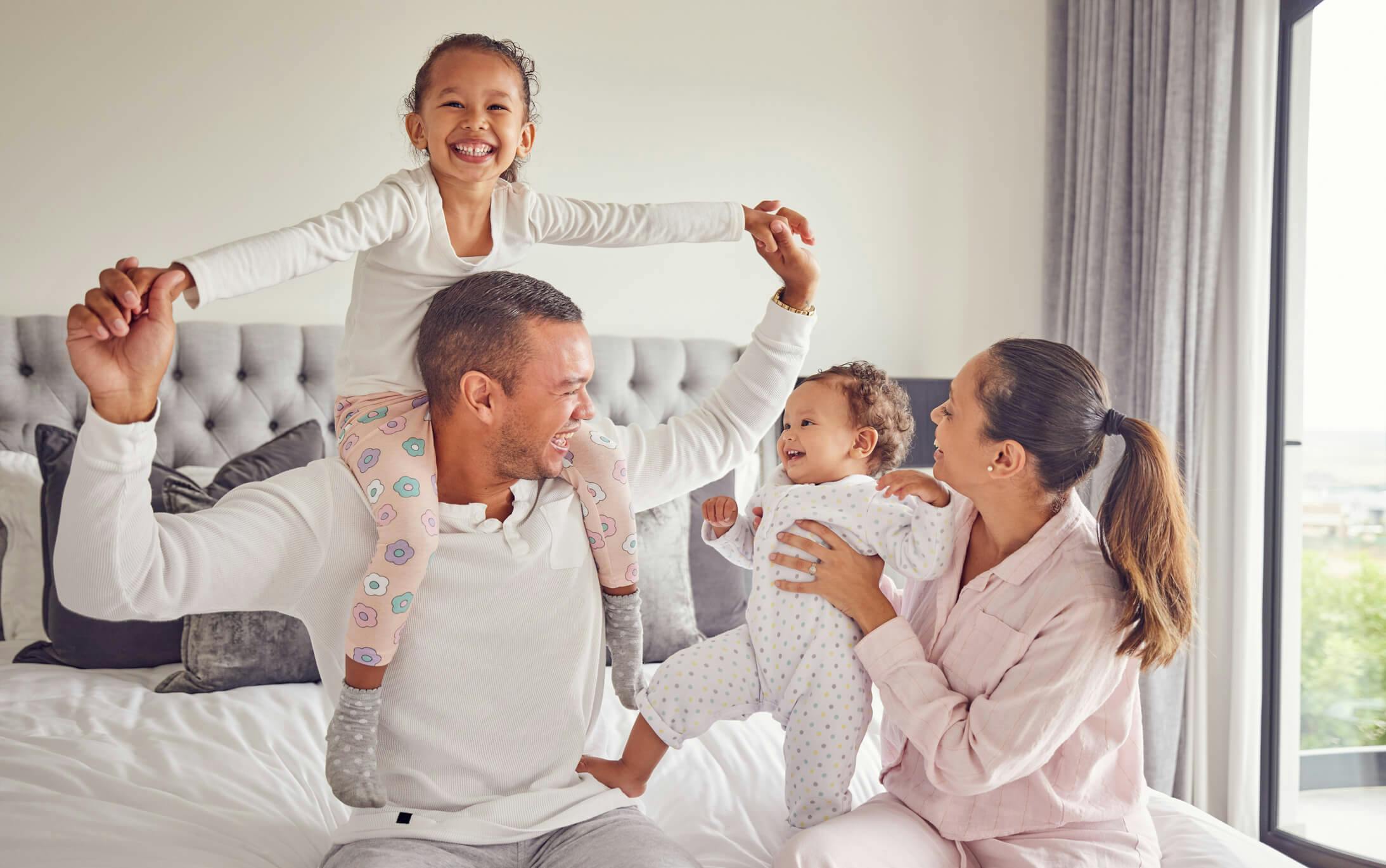 Famille dans une chambre familiale