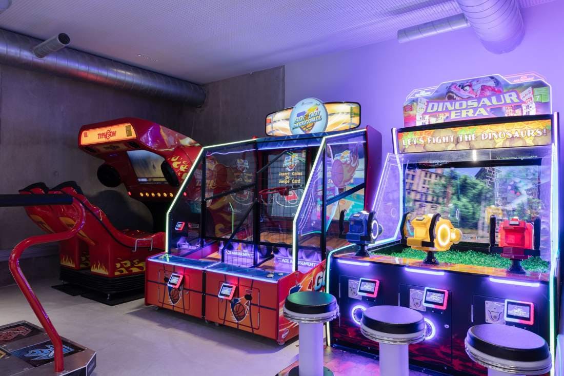 hôtel avec salle de jeux arcades
