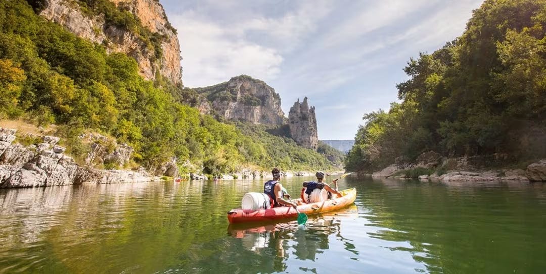 Descente en famille des Gorges de l'Ardèche en canoë kayak