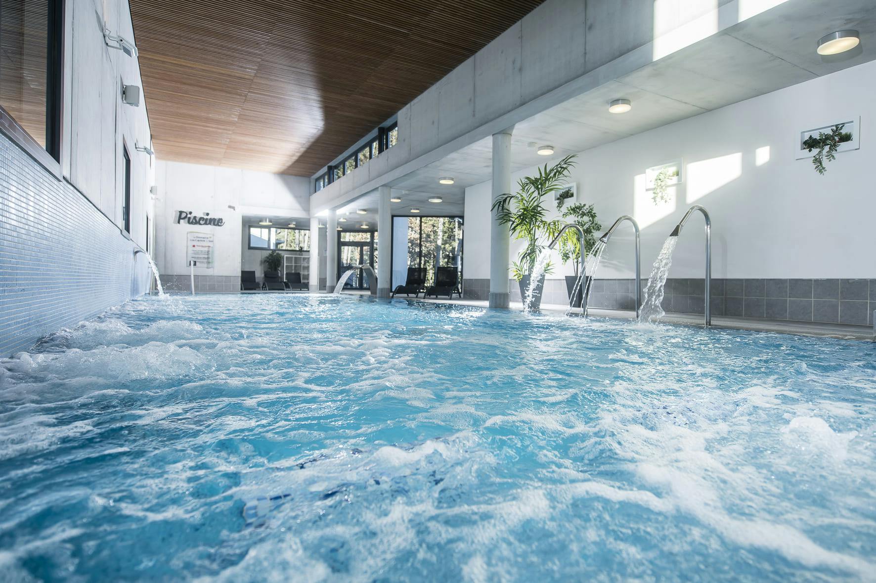 piscine intérieure chauffée avec spa et jets massants