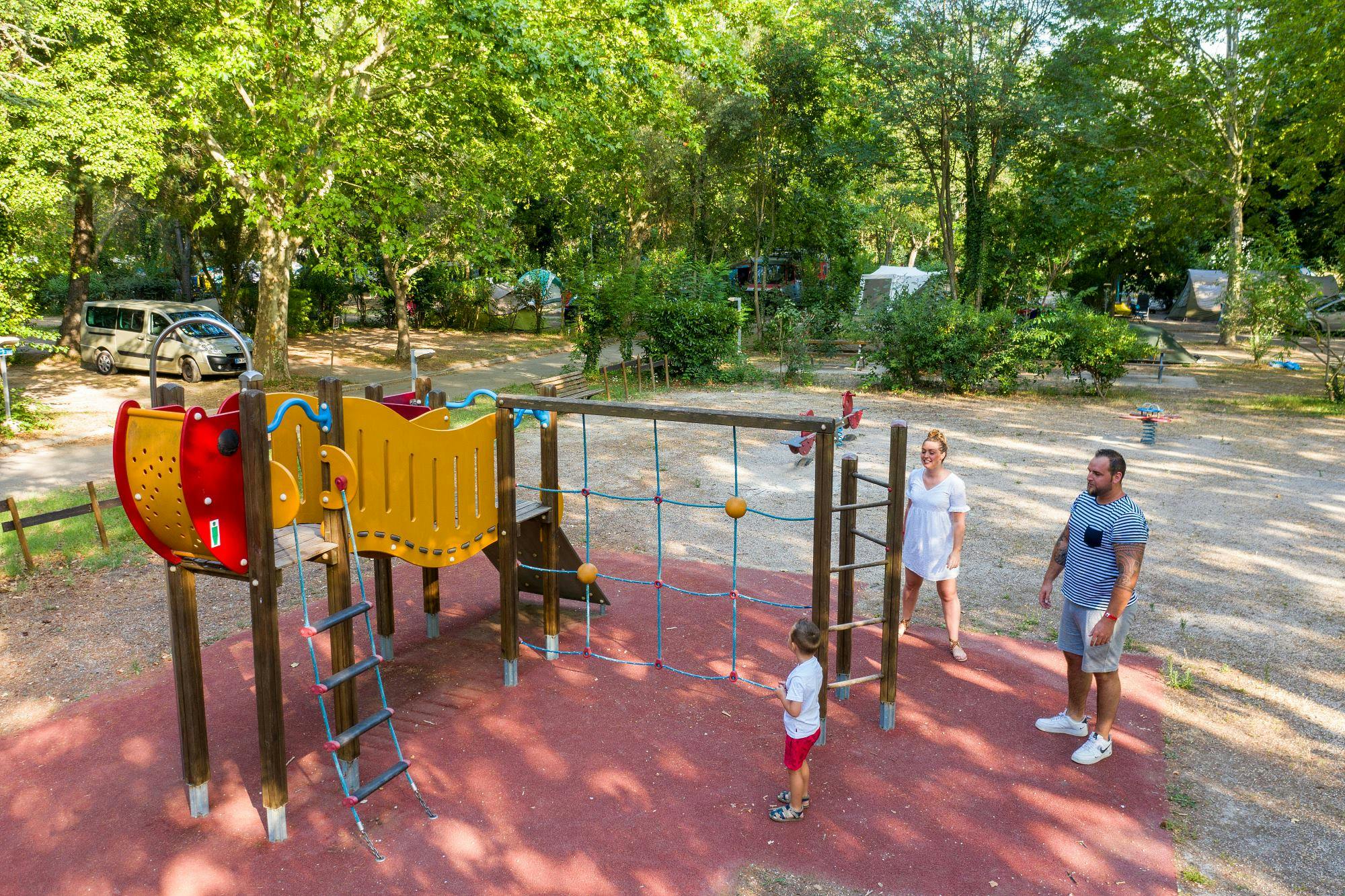 camping avec aire de jeux pour enfants