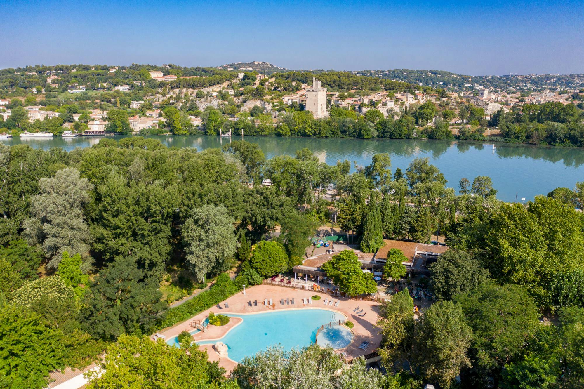 camping avec vue sur le pont d'avignon et palais des papes