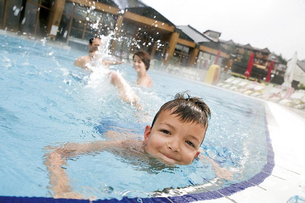 enfant-piscine-ski-montagne