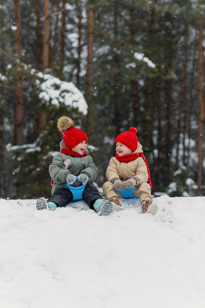 deux enfants qui jouent dans la neige au ski