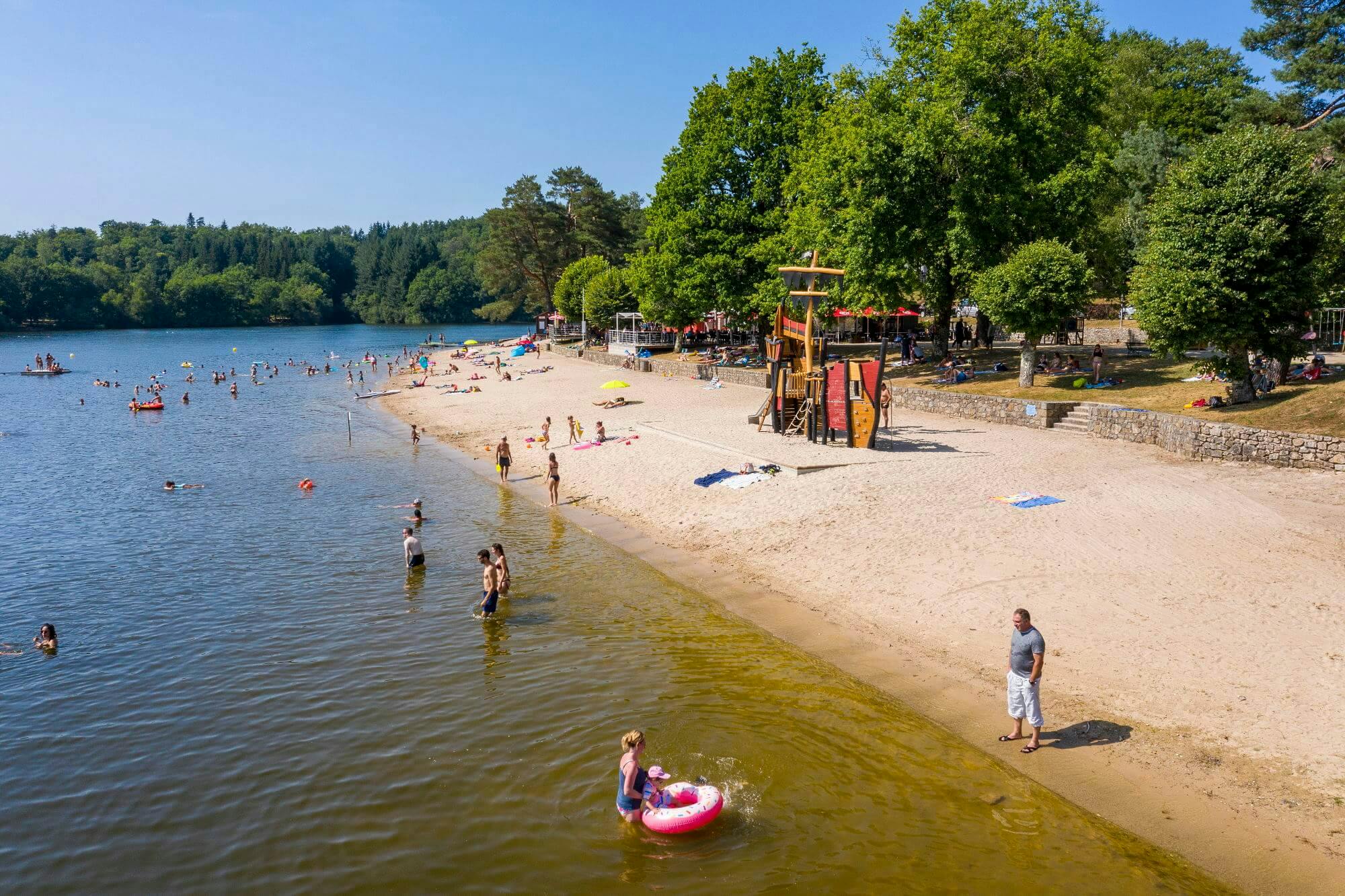Camping en bord de lac avec accès direct à la plage