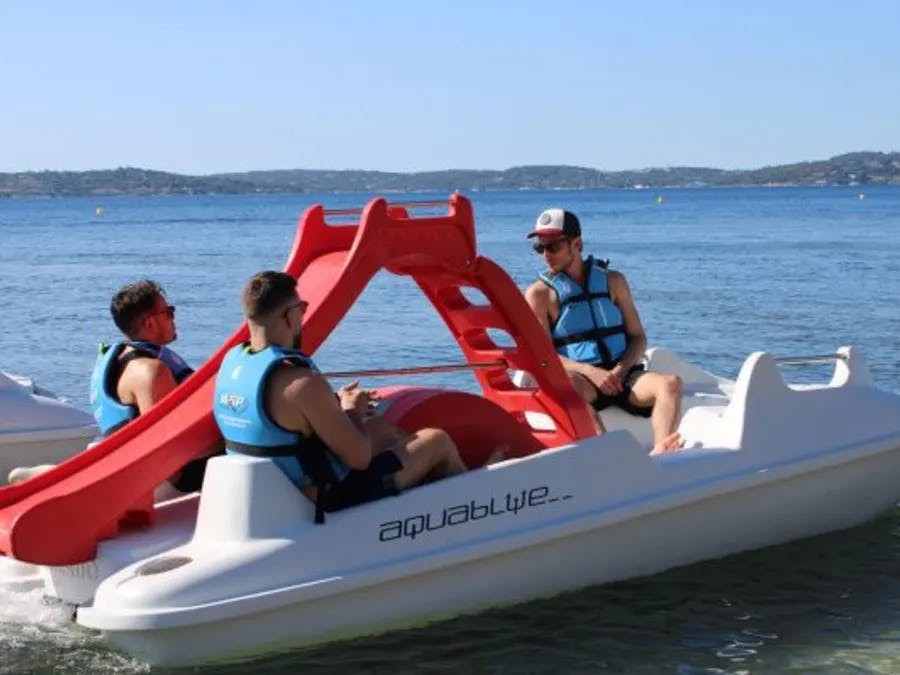 Pédalo activité pour familles à la mer