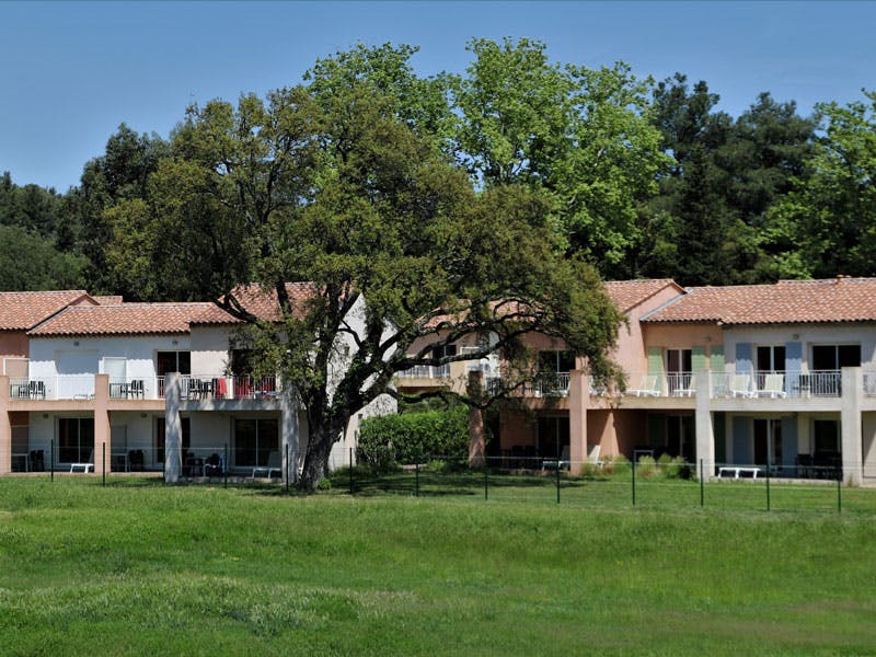 jardin extérieur dans parc arboré