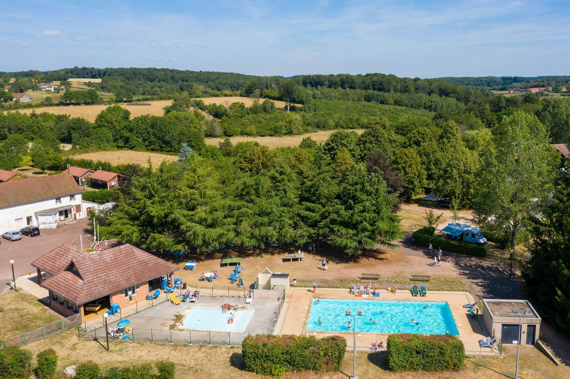Camping pour familles dans le parc régional du morvan avec piscine