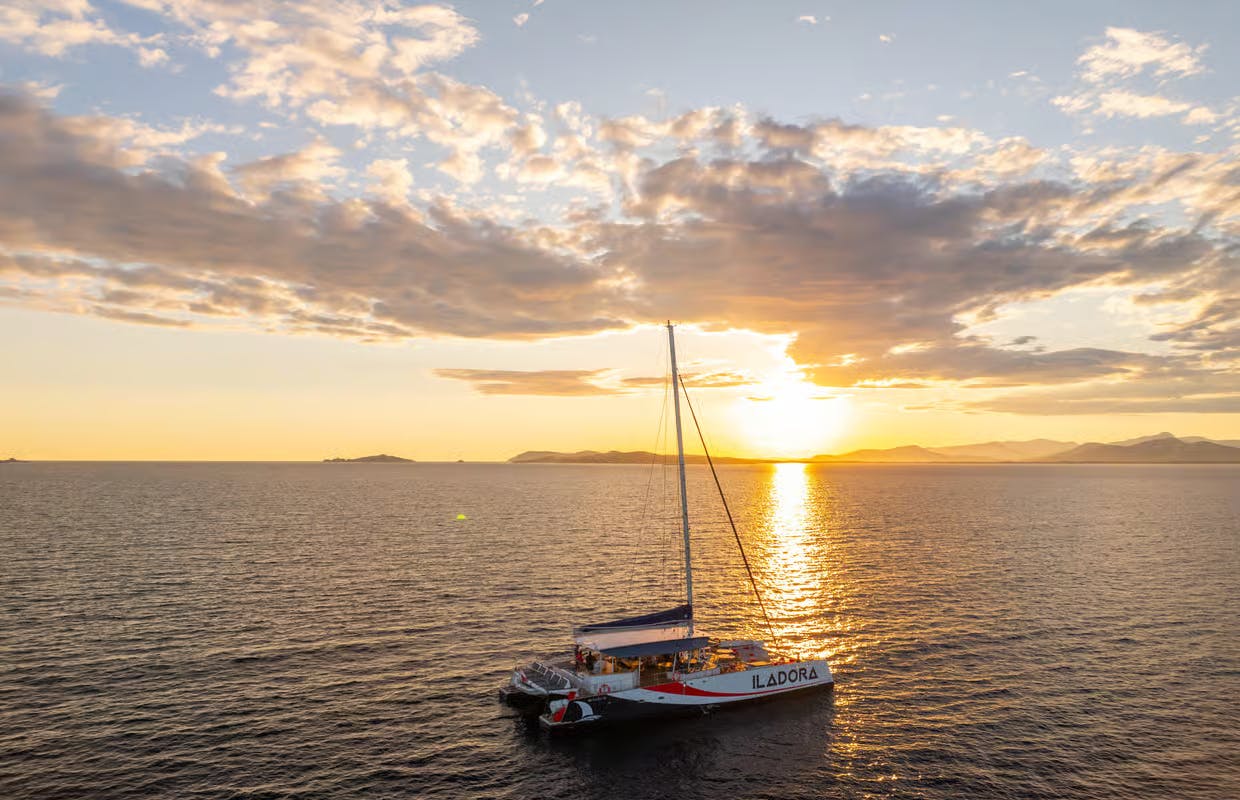 Croisière en catamaran au coucher du soleil sur la presqu'île de Giens 
