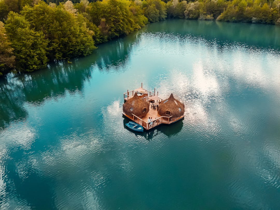cabane flottante avec spa 6 personnes