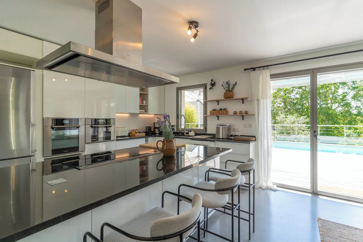 cuisine avec vue piscine