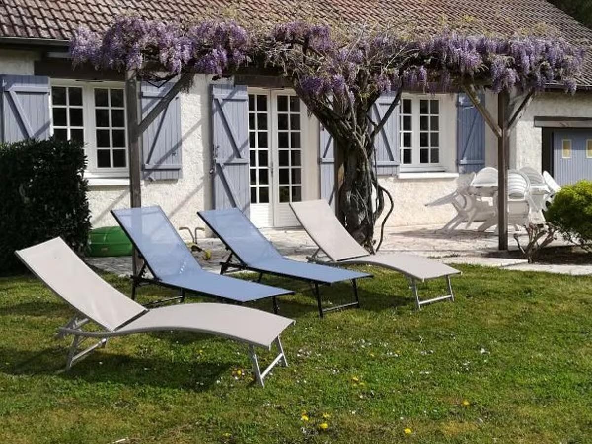 gîte avec jeux, terrasse et jardin clôturé