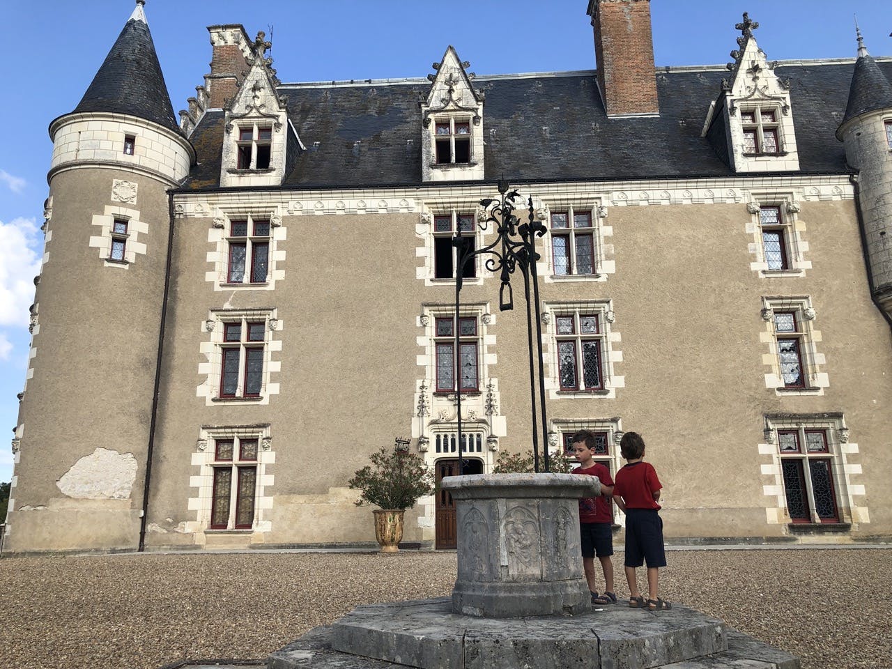 enfants chateau montpoupon