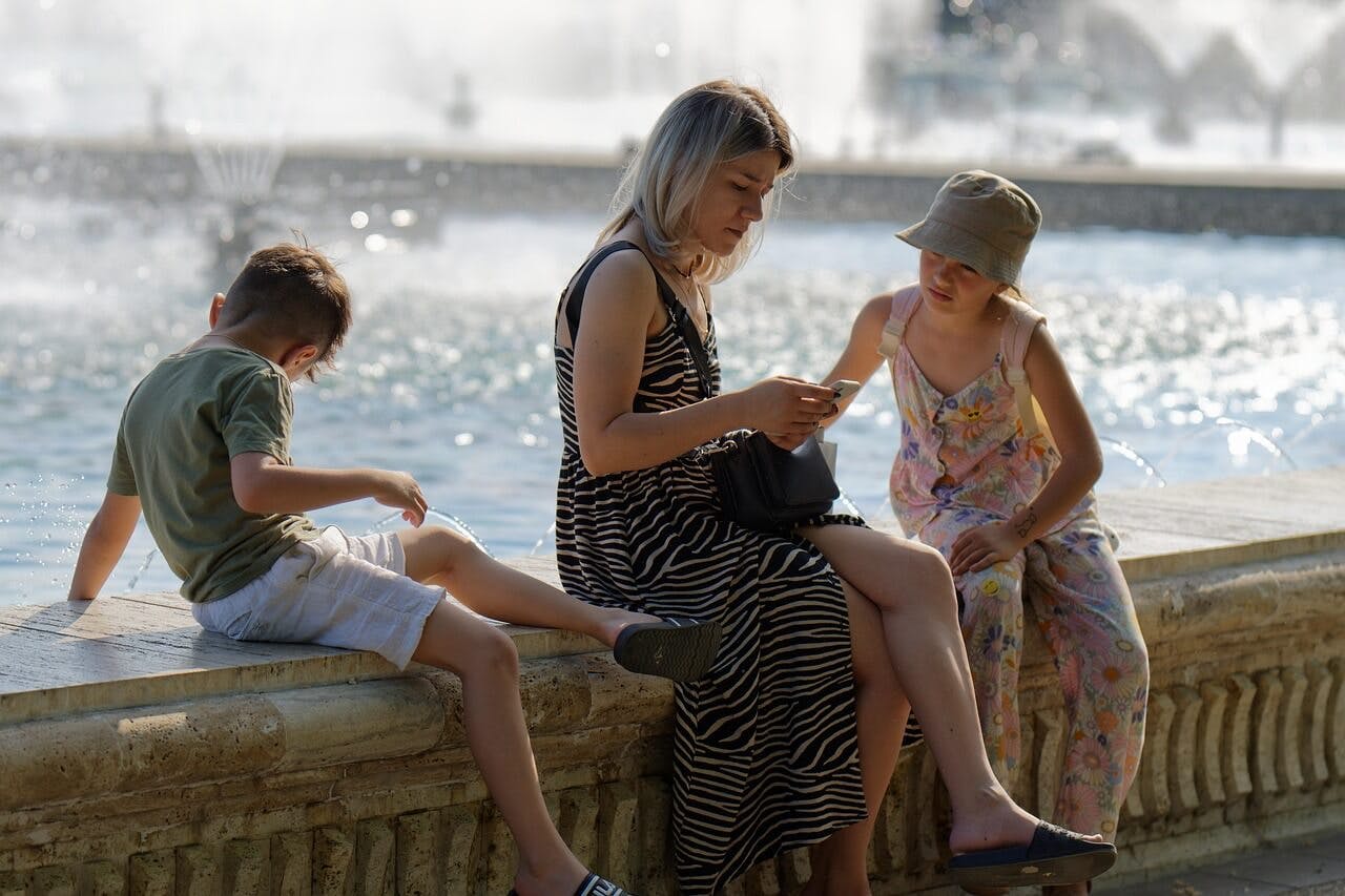 enfants, maman, visite culturelle gratuite, fontaine, monuments