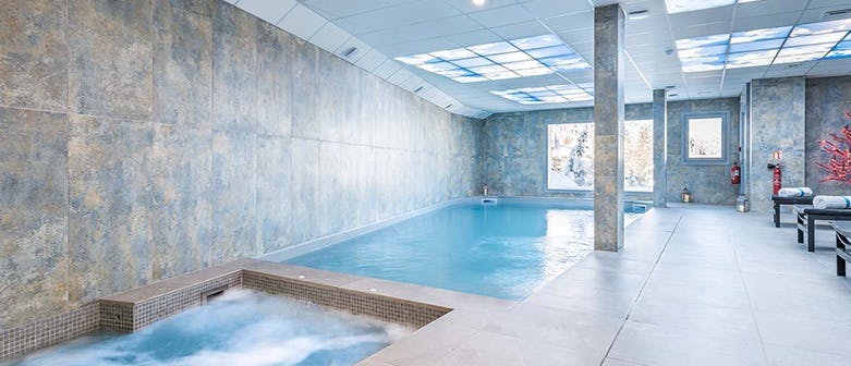 piscine intérieure chauffée et bain à remous hôtel Méribel Mottaret