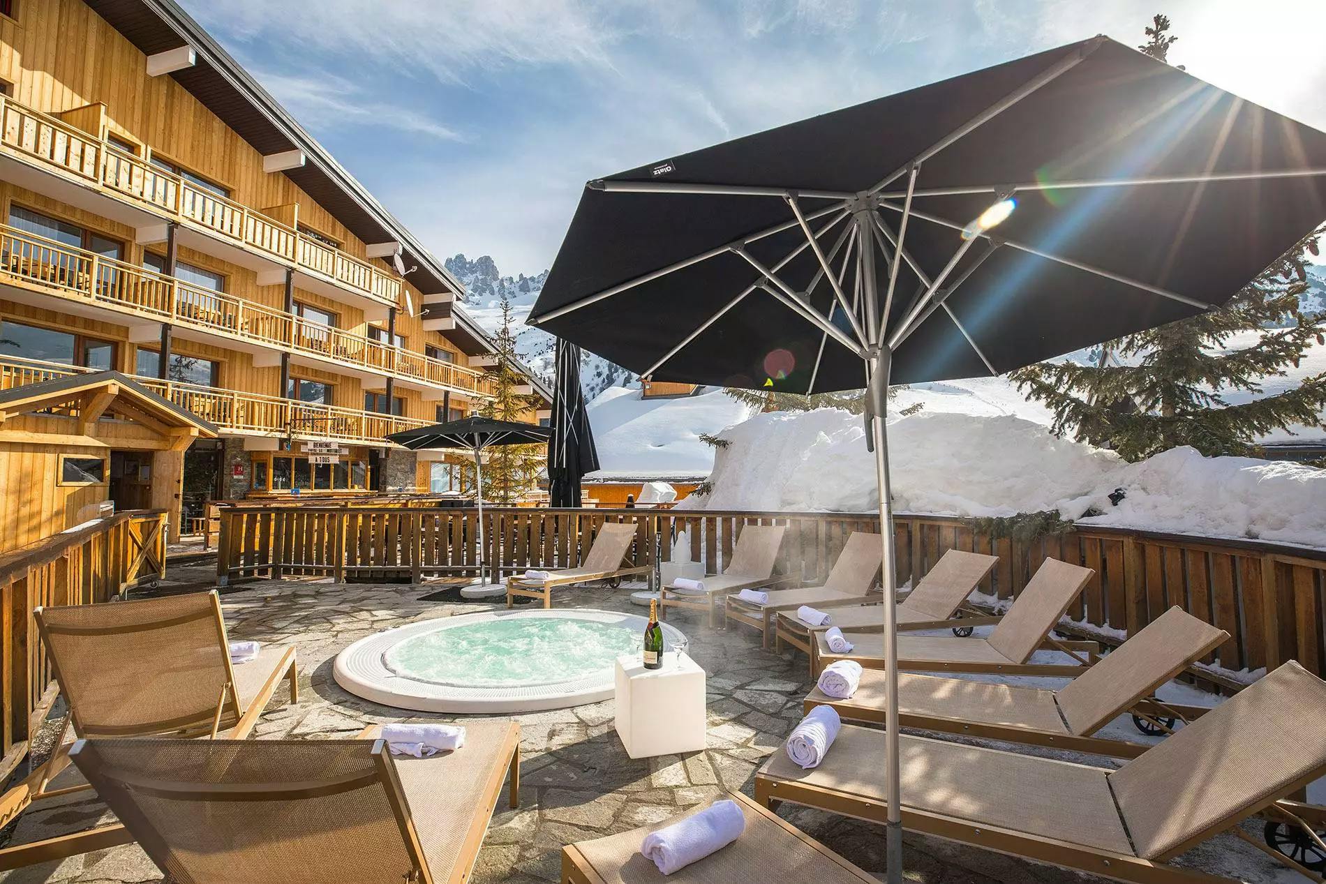 terrasse jacuzzi chauffée sur les pistes de ski