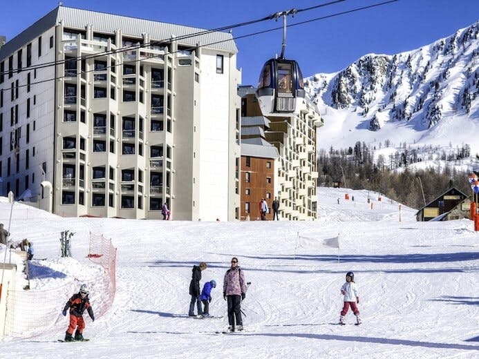Façade hôtel le pas du Loup hiver